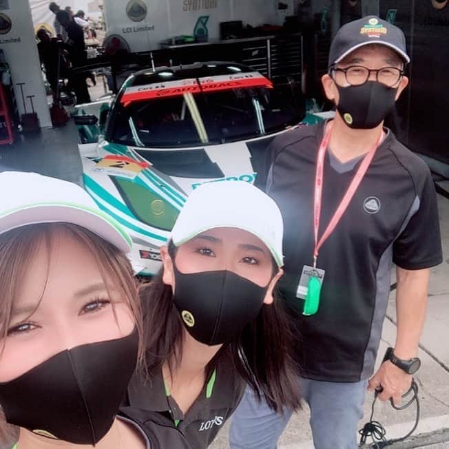 有馬綾香のインスタグラム：「後藤監督が写り込んでくれた😂💕 お茶目な監督です🥺  ツインリンクもてぎは雨が降ったり光が差したり…！ そんな中の公式練習！！  158kgも太っちゃったエヴォーラちゃんですが  グラマラスボディでも噛み付いてくぞーーーー！！  #sgt #supergt #evora #lotus」
