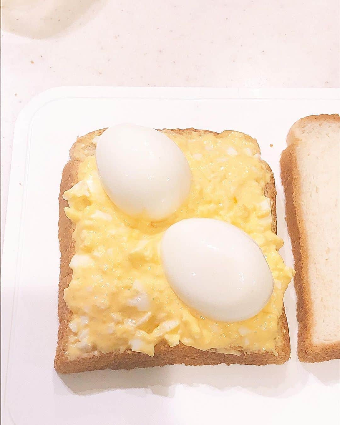 みきママさんのインスタグラム写真 - (みきママInstagram)「【大失敗の卵サンドです！！】  フルーツサンドみたいに断面がいい感じの卵サンドができるかな？と思ったら、  ねりたま部分がゆるいから、玉子はみ出てきた〜！！支えないと崩れちゃいます。  卵サンド、怖っ。  子供達「ママ食べな。」ってさ。食べてくれません。  見た目って大事だな。味はめちゃうまでした！！  #みきママ　#卵サンド　#サンドウィッチ　#失敗」9月12日 10時27分 - mikimama_official