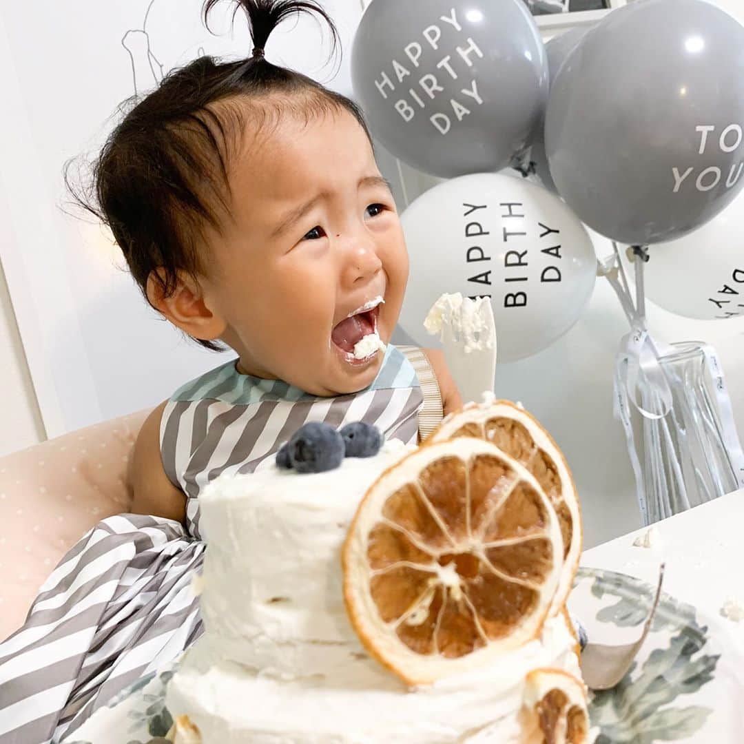 三浦あくりさんのインスタグラム写真 - (三浦あくりInstagram)「はじめてのケーキは すっぱいおかお🤣🤣🤣 #初めてのケーキ #1歳誕生日#1歳誕生日ケーキ  #手作りケーキ」9月12日 10時27分 - akurimiura