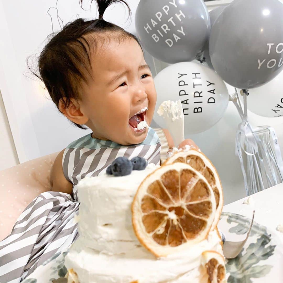 三浦あくりさんのインスタグラム写真 - (三浦あくりInstagram)「はじめてのケーキは すっぱいおかお🤣🤣🤣 #初めてのケーキ #1歳誕生日#1歳誕生日ケーキ  #手作りケーキ」9月12日 10時27分 - akurimiura
