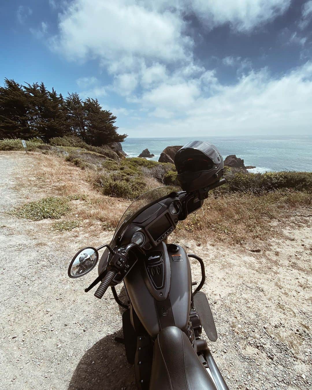 モデル、ブロック・オハーンのインスタグラム：「Yo @indianmotorcycle when’s the next 2,000 miles! 🤘🏽🤙🏽  One of the best rides I’ve ever been on. Stoked to have done it with some solid guys!  I read something today about honoring 9/11 that I really enjoyed. That the best way to honor those lost to 9/11 is to live everyday like its Sept. 12th.   In the end, the only thing that matters is each other. Equality. Love. 🇺🇸🌇❤️  Hope you’re all having a great day 🙌🏽」