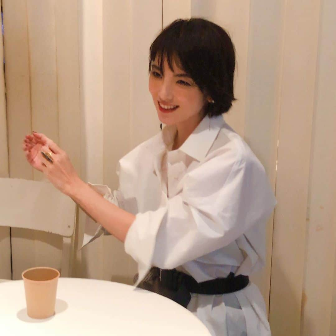 田中麗奈さんのインスタグラム写真 - (田中麗奈Instagram)「インタビューを受けている取材中にマネージャーさんが撮ってくれた写真。 手の動きが大きいよね、わたし😅。 「フレグラボ」の撮影でした。　好きな香りやお洋服、本について、 子育てとお仕事の両立で思う事などのお話しをさせて頂いてます。^_^  メイクは、　@tamalin727 先生 新作 @narsissist の マットの赤リップと ボルドーのネイルが💅 白シャツに映えるよね。 たまえさんと沢山お喋りして、 いつも癒されてマス。☺️💕  今日は私服での撮影だったので、　　@stylings_official の ロングの白シャツと 見えないけどチェックのパンツを履いてるよ。　  パールピアス @enasoluna_official  ブルー指輪 　@lights_of_surya」9月12日 10時46分 - renatanaka07