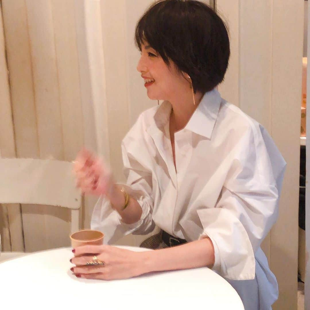 田中麗奈さんのインスタグラム写真 - (田中麗奈Instagram)「インタビューを受けている取材中にマネージャーさんが撮ってくれた写真。 手の動きが大きいよね、わたし😅。 「フレグラボ」の撮影でした。　好きな香りやお洋服、本について、 子育てとお仕事の両立で思う事などのお話しをさせて頂いてます。^_^  メイクは、　@tamalin727 先生 新作 @narsissist の マットの赤リップと ボルドーのネイルが💅 白シャツに映えるよね。 たまえさんと沢山お喋りして、 いつも癒されてマス。☺️💕  今日は私服での撮影だったので、　　@stylings_official の ロングの白シャツと 見えないけどチェックのパンツを履いてるよ。　  パールピアス @enasoluna_official  ブルー指輪 　@lights_of_surya」9月12日 10時46分 - renatanaka07