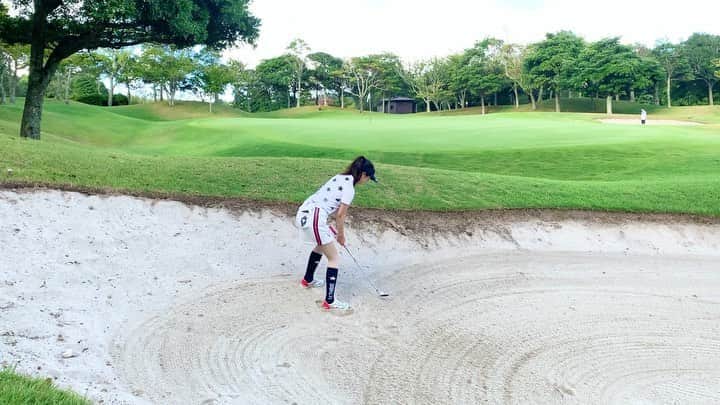 筒井萌子のインスタグラム：「* 最近やっとお砂と仲良くなってきたꪔ̤̮ すくい上げたい欲が分かる動画𖤐˒˒ もっとカッコよくてパサッと出したいところ💦 ┈┈┈┈┈┈┈┈┈┈┈┈┈┈┈┈┈┈┈┈ wear⇒ @v12golf_official  ┈┈┈┈┈┈┈┈┈┈┈┈┈┈┈┈┈┈┈┈ ・ #筒井萌子 #女優 #actress #モデル #model #岡山  #shooting #instagood #instalike #撮影 #followme #instalike #ゴルフ #ゴルフ女子 #ゴルフコーデ #골프 #좋아요반사 #좋아요그램 #좋아요환영 #데일리그램 #패션 #오오티디 #카페  #コンバースゴルフ #v12」