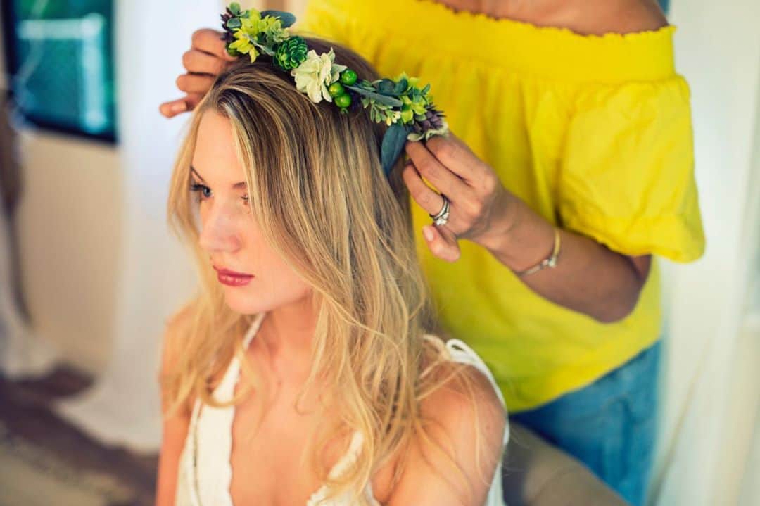 oversea_weddingのインスタグラム：「その旅に 恋をする。 写真にこだわるリゾートウェディング ・ hair & make up ・ 国内だから時差もなくリーズナブルに、南海の楽園で「宮古ブルー」に輝く空と海に包まれるphotogenicなlover's weddingを。 ・ オンラインでのお打ち合わせも可能です。 まずはお問合せください。 #リゾートウェディング #前撮り #ウェディングフォト #後撮り #星空撮影 #ウェディングドレス #hawaiiwedding #花嫁ヘア #フォトウェディング #卒花 #プレ花嫁 #卒花嫁 #日本中のプレ花嫁さんと繋がりたい #沖縄挙式 ウェディング #沖縄ウェディング #写真好き #宮古島 #ビーチフォト #dancingbear #onelove #海外ウェディング #宮古島旅行 #ウェディングブーケ #リゾ婚 #与那覇前浜ビーチ #お色直し #入籍 #宮古ブルー #モバイルウェディング #さとうきび畑の一本道」