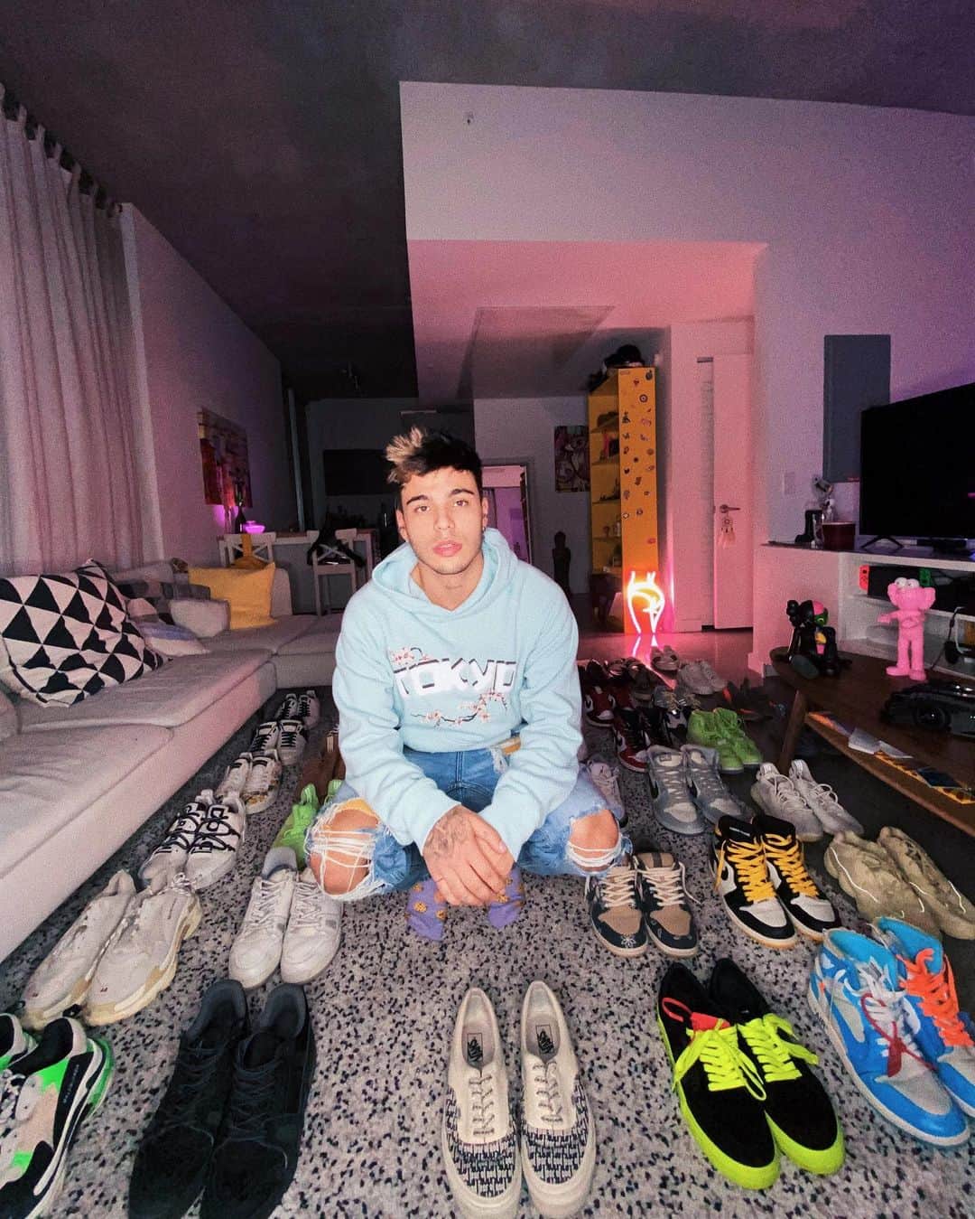 Sebastián Villalobosのインスタグラム：「Esta sería una foto difícil de creer para Sebas de 13 años. La verdad es que como se pueden dar cuenta, AMO LOS SNEAKERS y desde tiempos inmemorables. Recuerdo que a los 13 solía tener sólo 1 par de zapatillas que me compraba mi mamá y que renovaba cada vez que mis torpes pies planos los arruinaban; nunca eran los que estaban más a la moda, pero siempre valoré tenerlos conmigo y los cuidaba cuanto más podía. Cuando empecé a trabajar recuerdo muy bien que con uno de mis primeros pagos, tuve mi primer par de zapatos COMPRADOS POR MÍ MISMO y ahora, soy un loco compulsivo, los quiero todos JAJAJAJA. Si hay jóvenes allá afuera leyendo esto con sólo un par de zapatos, no se desmotiven con esta imagen, al contrario, llénense de motivos para creer que ALGÚN DÍA USTEDES PUEDEN TENER ESTOS Y MÁS, siempre valoren mucho el esfuerzo que hacen sus padres al querer sorprenderlos con cada detalle para ustedes y la vida se los recompensará, lo prometo.  PD: mami, si estás leyendo esto, gracias por enseñarme que el valor de las cosas va mucho más allá del precio.   (cuál les gusta más? 🤭)」