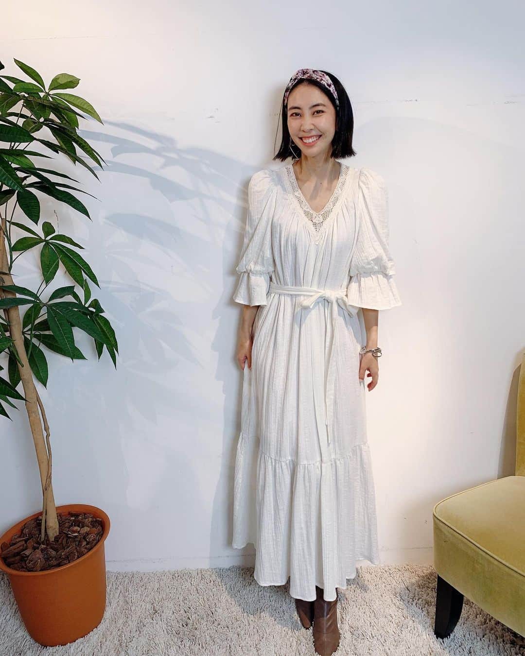 近野莉菜のインスタグラム：「SNIDEL HOMEを私服っぽく着てみたよ🌿 . ☑︎オーガニックコットンWガーゼワンピース/8,800yen+tax/OWHT ☑︎ヴィンテージサテンターバン/1,800yen+tax/PPL . その他、合わせている小物はSNIDELのアイテムです！ . SNIDEL HOMEブランドデビューを記念して12,000円（税抜）以上ご購入で、 オリジナルのエコバッグをプレゼントしております！ お買い物用としても普段使いにも使いやすいよう、マチがたっぷりだよ〜ベージュとブラウンの2色展開で数量限定になります！  また、9/10(thu)-9/22(tue)まで、オフィシャルオンラインストアにて10%OFFキャンペーンを行なっておりますので、是非この機会にチェックしてみて下さいね☺️🌿  #SNIDELHOME #美容パジャマ」