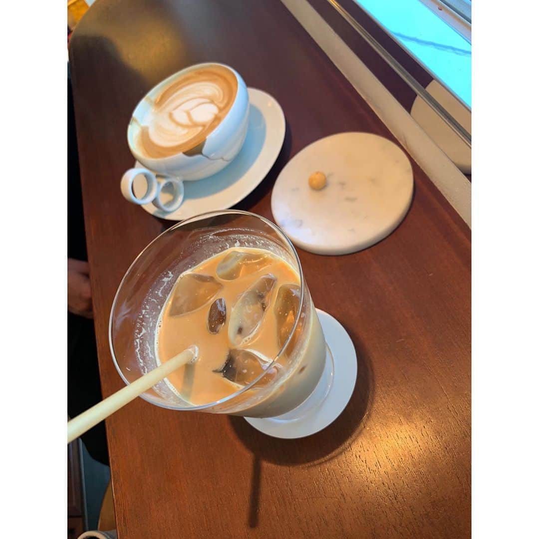 乙黒えりのインスタグラム：「ふとした時に飲みたくなる @drogheriasancricca  ヘーゼルナッツ(ノッチョラ)ラテ 豆乳に変更もできるので最近は豆乳にしてます。 #癒しの味#思い出すだけで美味しい #今日も頑張ろう  週明けの長女のテスト勉強で毎週末大変。ママ小学校入るまでは鬼みたいだったけど今はママと勉強する時間が楽しいって言ってくれて、ママもなんとか頑張れる ご褒美設定して頑張ろう！ 皆さんはどんなご褒美ですか？ #次女は一筋縄にはいかない #気分屋次女 #親子勉強苦戦中#集中する時とダメな時両極端#アーティスト気質なのか」