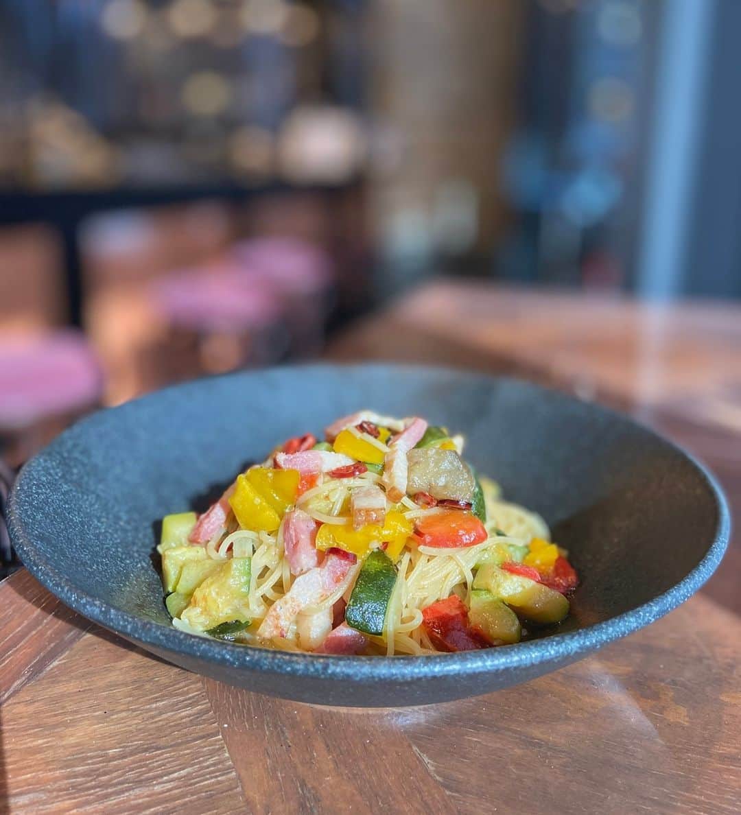 Courtyard by Marriott Tokyoのインスタグラム：「ラヴァロック　ランチ 11:30～14:30（L.O.14:00) 平日 🍽️--6種類のランチセットに週替わりパスタが加わってリニューアル -😀 9月14日の週替わりランチは夏野菜とベーコンのペペロンチーノ！  たっぷり新鮮な夏野菜とジューシーなベーコン、香ばしいニンニクが入ったスパイシーなペペロンチーノはまだ暑さが残る初秋にはぴったり！このカラフルなメニューはインスタ映え請け合いです！  LAVAROCK Lunch 11:30～14:30（L.O.14:00) Weekdays 🍽️--Weekly Pasta starting next week 9/14-😀  Summer Vegetables and Bacon Peperoncino Spicy Peperoncino with fresh summer vegetables, juicy bacon and delicious garlic This colorful pasta is perfect for taking photos!  Share your images by tagging @cytokyo and you might be featured on our Instagram page! 😎  #ランチ #日本橋 #銀座 #レストラン #タイ料理 #オフィスランチ #ホテル #東京駅 #京橋グルメ #京橋 #牛肉 #ランチ #東京 #マリオット #ランチセット #丸の内ol #東京駅 #京橋グルメ #京橋 #東京 #丸の内 #OL #美味しい #tasty #アメリカン  #パスタ #peperoncino #パスタランチ #pastalover #ペペロンチーノ #イタリアン料理」
