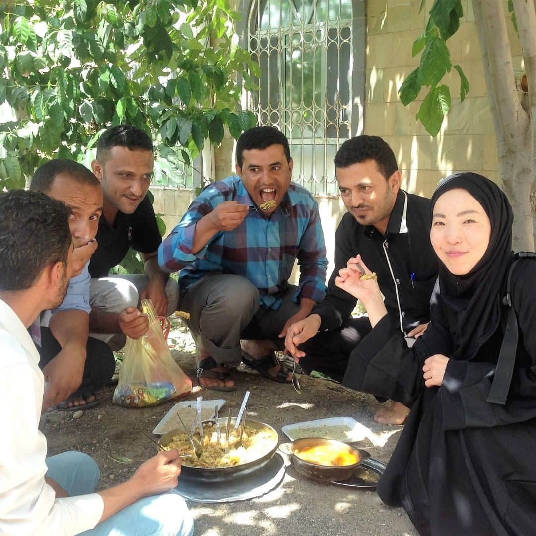 国境なき医師団さんのインスタグラム写真 - (国境なき医師団Instagram)「「イエメンの人たちは、おもてなしを大事にする心の豊かな人たち」 . そう話すのは、過去4回にわたってイエメンでの活動に参加した、国境なき医師団（MSF）の手術室看護師、白川優子。2016年には2度、南西部の町イッブに赴き、現地の人びとと幾度となく食事の時間を共にしました。 . しかし、その2回の派遣のあいだに、内戦の影響を受けて、イエメンの状況は大きく変わっていました。 . 現在、MSFの公式サイトでは、白川がイエメンでの記憶をつづったコラム「ジャガイモと1杯の紅茶」の第1話を公開中。ぜひお読みください！ -------------------------------------  白川のコラムは公式サイトから。プロフィールのURLリンクから、活動ニュースにお進みください→@msf_japan .  --------------------------------------  © MSF   #国境なき医師団 #MSF #看護師 #医療従事者 #イエメン　#紛争地　#白川優子　#食事　#おもてなし　#連載コラム　#photooftheday #写真部 #写真好きな人と繋がりたい」9月12日 11時00分 - msf_japan