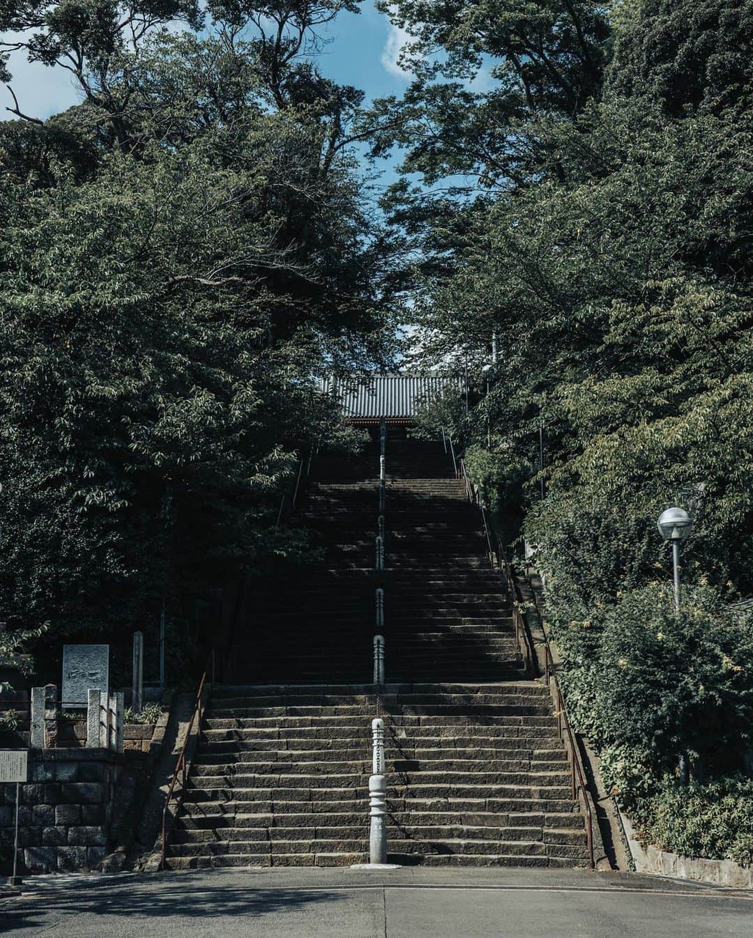 東急電鉄さんのインスタグラム写真 - (東急電鉄Instagram)「. 東急線沿線の五重塔があるお寺をご紹介します。 池上駅から徒歩10分のところにある1282年創建の「長栄山池上本門寺（@ikegamihonmonji）」です。 大きな門を抜け、長く続く石段の先には、仁王門や日蓮聖人説法像のある厳かな雰囲気漂う広い境内。その中に、一際歴史の重みを感じる五重塔があります。 これは関東に4基現存する幕末以前の五重塔の中で最も古く、第二次世界大戦の空襲による消失を免れた貴重な建築物となっています。建立は1607年。当時は桃山期でしたが、その頃に建てられた五重塔は全国で一基だけであり、池上本門寺の五重塔は文化遺産としての価値が非常に高いものです。 . -------------------------------------------- 長栄山池上本門寺 東京都大田区池上１丁目１ 東急池上線「池上駅」下車徒歩10分 @ikegamihonmonji -------------------------------------------- （東急池上線　池上駅） . Temples with 5-story pagodas along the Tokyu Lines. Today’s spot is Ikegami Honmonji ( @ikegamihonmonji ), a temple built in 1282 that sits just a 10 min. walk from present day Ikegami Station. Once you pass through the main gate and climb the stretch of stone stairs, you’ll find the expansive temple grounds, flanked at the Nio-mon gate with the statues of two guardian deities. Venture further in to find the 5-story pagoda, standing in the grandeur of years of history. This is the oldest pagoda out of four Kanto locations since before the end of the Shogunate and is known as a treasured architectural site that survived the air raids in WW2. Built in 1607, this was the only pagoda constructed in Japan at this time just after the Momoyama period, serving Ikegami Honmoji even today as a revered and precious cultural asset. . -------------------------------------------- Ikegami Honmonji 1-1 Ikegami-ku, Ota-ku, Tokyo  10 min. walk from Ikegami Station on the Tokyu Ikegami Line. @ikegamihonmonji -------------------------------------------- (Ikegami Station, Tokyu Ikegami Line)  . #池上本門寺 #池上 #神社仏閣 #東京 #tokyo #discovertokyo #tokyoartsandculture #tokyotokyo #japantrip #shrine #temple #temples #visitjapanjp #visitjapan #五重塔 #tower #zen #座禅 #japanesegarden #architecture #architecturedesign #建築 #建築巡り #architecturephotography #archidaily #archilovers  #池上線 #일본여행 #東京自由行 #東京景點」9月12日 11時04分 - tokyu_railways