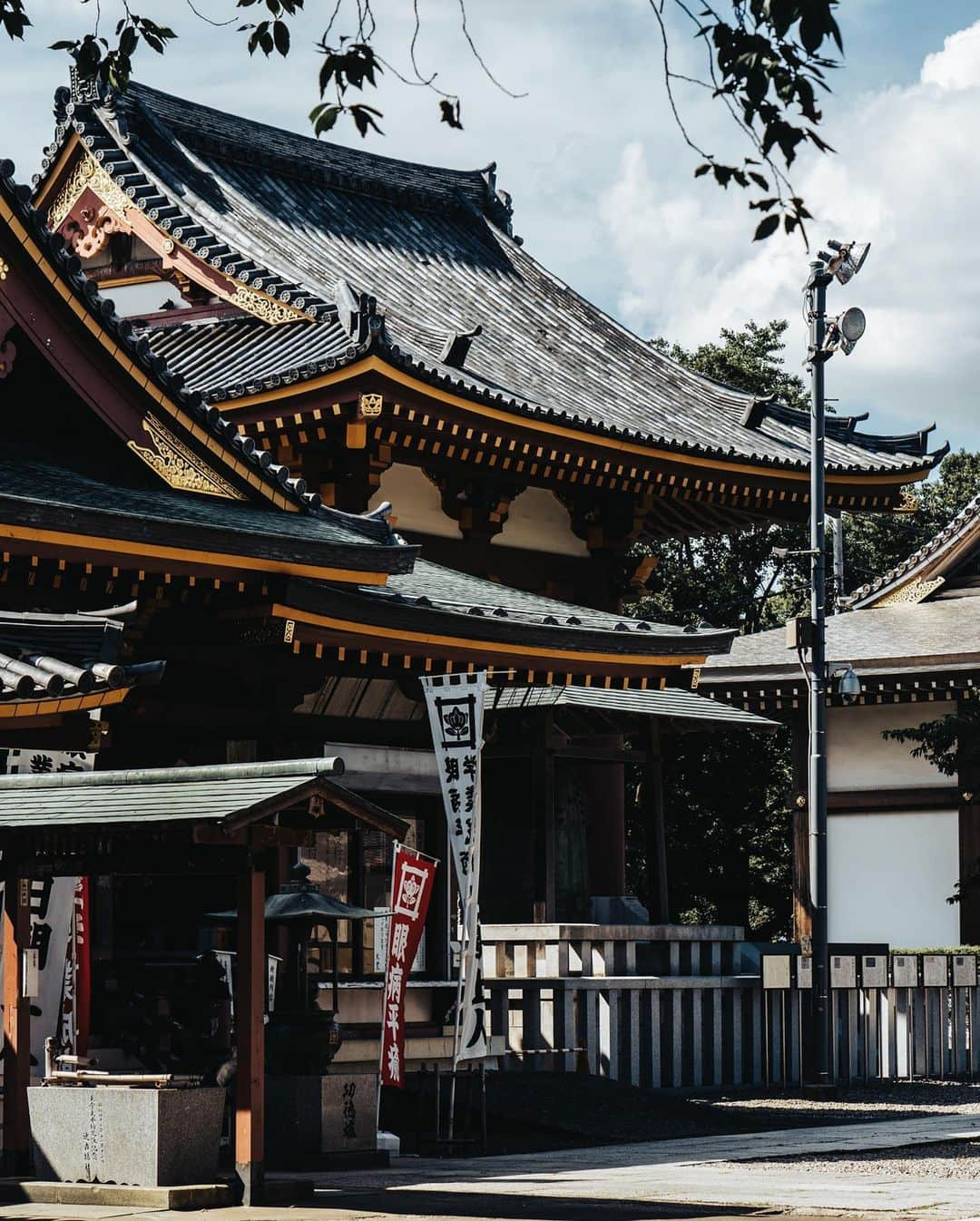 東急電鉄さんのインスタグラム写真 - (東急電鉄Instagram)「. 東急線沿線の五重塔があるお寺をご紹介します。 池上駅から徒歩10分のところにある1282年創建の「長栄山池上本門寺（@ikegamihonmonji）」です。 大きな門を抜け、長く続く石段の先には、仁王門や日蓮聖人説法像のある厳かな雰囲気漂う広い境内。その中に、一際歴史の重みを感じる五重塔があります。 これは関東に4基現存する幕末以前の五重塔の中で最も古く、第二次世界大戦の空襲による消失を免れた貴重な建築物となっています。建立は1607年。当時は桃山期でしたが、その頃に建てられた五重塔は全国で一基だけであり、池上本門寺の五重塔は文化遺産としての価値が非常に高いものです。 . -------------------------------------------- 長栄山池上本門寺 東京都大田区池上１丁目１ 東急池上線「池上駅」下車徒歩10分 @ikegamihonmonji -------------------------------------------- （東急池上線　池上駅） . Temples with 5-story pagodas along the Tokyu Lines. Today’s spot is Ikegami Honmonji ( @ikegamihonmonji ), a temple built in 1282 that sits just a 10 min. walk from present day Ikegami Station. Once you pass through the main gate and climb the stretch of stone stairs, you’ll find the expansive temple grounds, flanked at the Nio-mon gate with the statues of two guardian deities. Venture further in to find the 5-story pagoda, standing in the grandeur of years of history. This is the oldest pagoda out of four Kanto locations since before the end of the Shogunate and is known as a treasured architectural site that survived the air raids in WW2. Built in 1607, this was the only pagoda constructed in Japan at this time just after the Momoyama period, serving Ikegami Honmoji even today as a revered and precious cultural asset. . -------------------------------------------- Ikegami Honmonji 1-1 Ikegami-ku, Ota-ku, Tokyo  10 min. walk from Ikegami Station on the Tokyu Ikegami Line. @ikegamihonmonji -------------------------------------------- (Ikegami Station, Tokyu Ikegami Line)  . #池上本門寺 #池上 #神社仏閣 #東京 #tokyo #discovertokyo #tokyoartsandculture #tokyotokyo #japantrip #shrine #temple #temples #visitjapanjp #visitjapan #五重塔 #tower #zen #座禅 #japanesegarden #architecture #architecturedesign #建築 #建築巡り #architecturephotography #archidaily #archilovers  #池上線 #일본여행 #東京自由行 #東京景點」9月12日 11時04分 - tokyu_railways