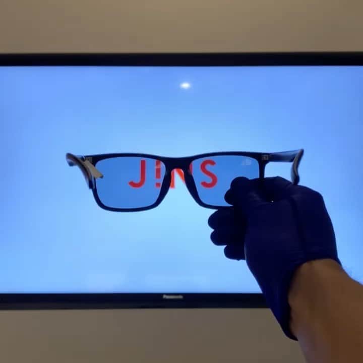 JINSのインスタグラム：「FAQ: How do I check if my sunglasses are polarized? 😎 Verify the authenticity of polarization by using your smartphone for the assist. Match the two identical pairs of sunglasses together, so that you can see directly through both lenses.  Now, with your phone in portrait mode, slowly tilt it to the landscape orientation.  If the screen appears to be darker, blocking out the light, then both pairs of shades are polarized.  This little trick can also be done using a computer, tablet or LCD monitor.   Swipe to compare to non-polarized lenses ➡️  Don't miss out! Get free Polarized Lens Upgrades until 9/24. Pick any frame and add polarized lenses as prescription or non-prescription. Check out recommended frames for polarized lenses: jins.life/free-polarized-lenses」