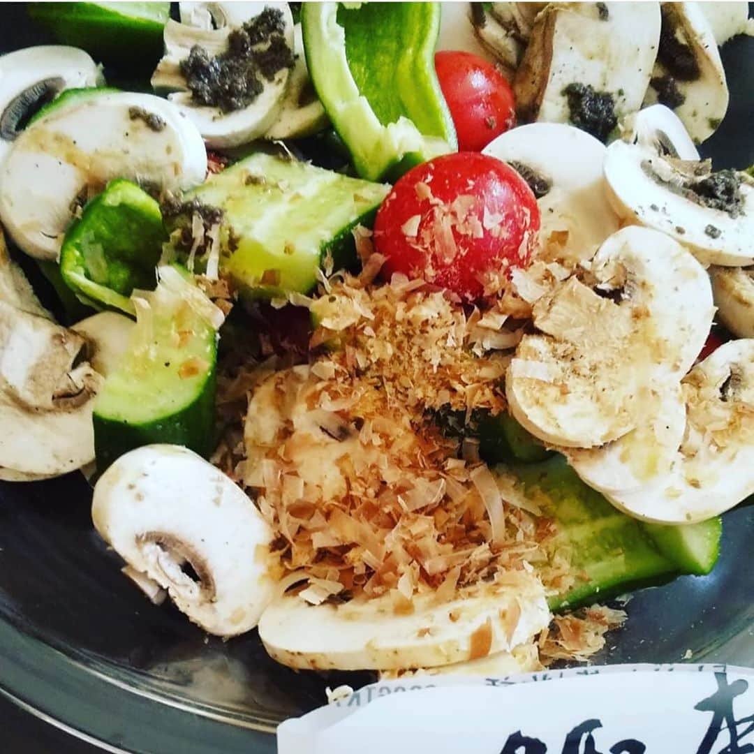 のインスタグラム：「こんにちは☀️﻿ 今日は @yamadami6016 さんの 投稿をご紹介します🐟💓﻿ 意外なものにかつお節をかけて美味しい組み合わせを探す #かつお節チャレンジ 💪✨﻿ 洋風の食材とも相性ぴったりなのですね〜🐟✨﻿ ﻿ #だしのある生活﻿ ﻿ .﻿ .﻿ .﻿ ﻿ ﻿ ホワイトマッシュルームのサラダ﻿ 味付けはアンチョビと得意の鰹節！﻿ ﻿ 鰹節チャレンジ ﻿ 味○  見た目○ 意外性△﻿ ﻿ 鰹節とホワイトマッシュルームの相性はよいのです。アンチョビともイケてたー﻿ ﻿  #鰹節チャレンジ ﻿  #にんべんだしアンバサダー ﻿  #にんべんフレッシュパック ﻿  #おうちごはん﻿ ﻿」