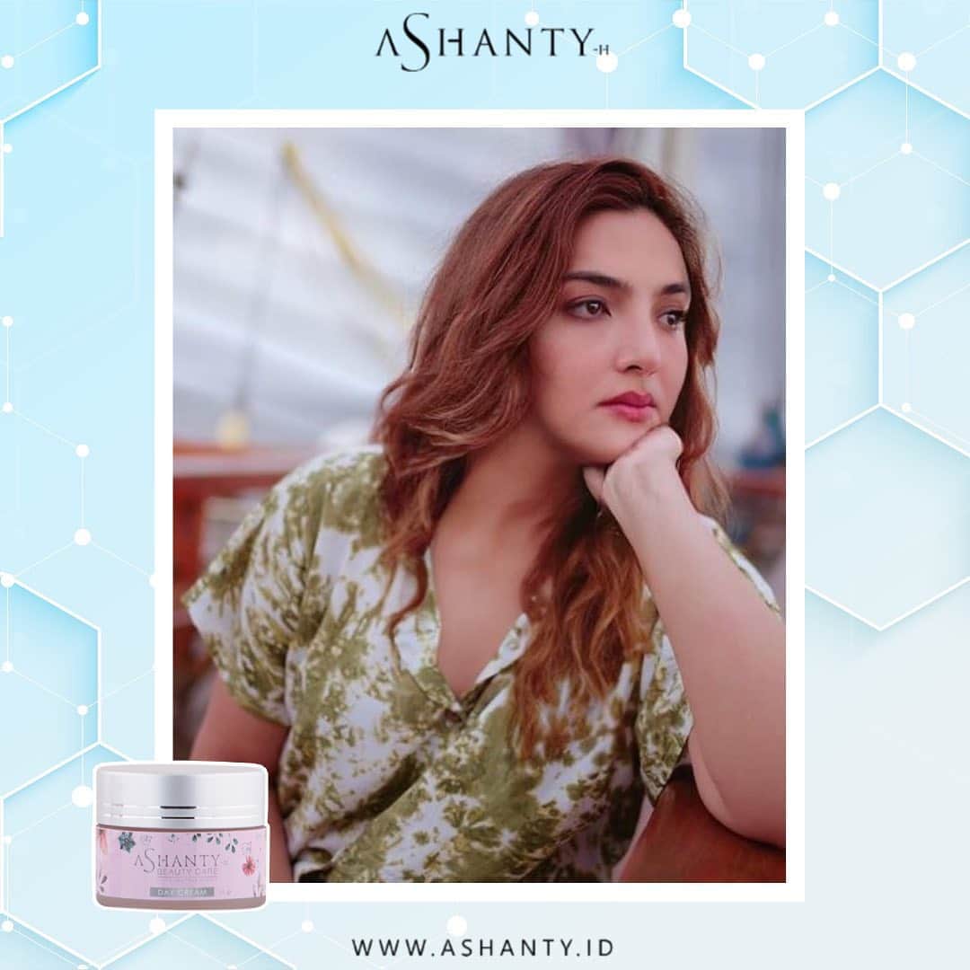 ASHANTY BEAUTY CREAM OFFICIALのインスタグラム：「Tidak khawatir wajah terkena paparan sinar matahari langsung karena Bunda Ashanty selalau menggunakan rangkaian skincare dari @ashantyid yang mampu merawat dan menutrisi kulit wajah secara maksimal ✨  Day Cream by Ashanty sudah mengandung spf dan dapat digunakan sebagai alas bedak 💙  _________________________________ Informasi dan pemesanan : WA: 081293823950 WA: 085781140354 WA: 081287388885 WA: 087778489900 FAST RESPONS CLICK LINK yang ada di Bio IG @ashantyid 🌸✨ _________________________________ #ashantybeautycosmetics #beauty #cosmetics #brandlocal #kosmetikhalal #makeup #kosmetikartis #ashanty #thehermansyah #beautyvlogger #jualkosmetikmurah #kosmetikmahal #kosmetikbagus #ashantyid #keluargaasix #ashantyhermansyah #mua」