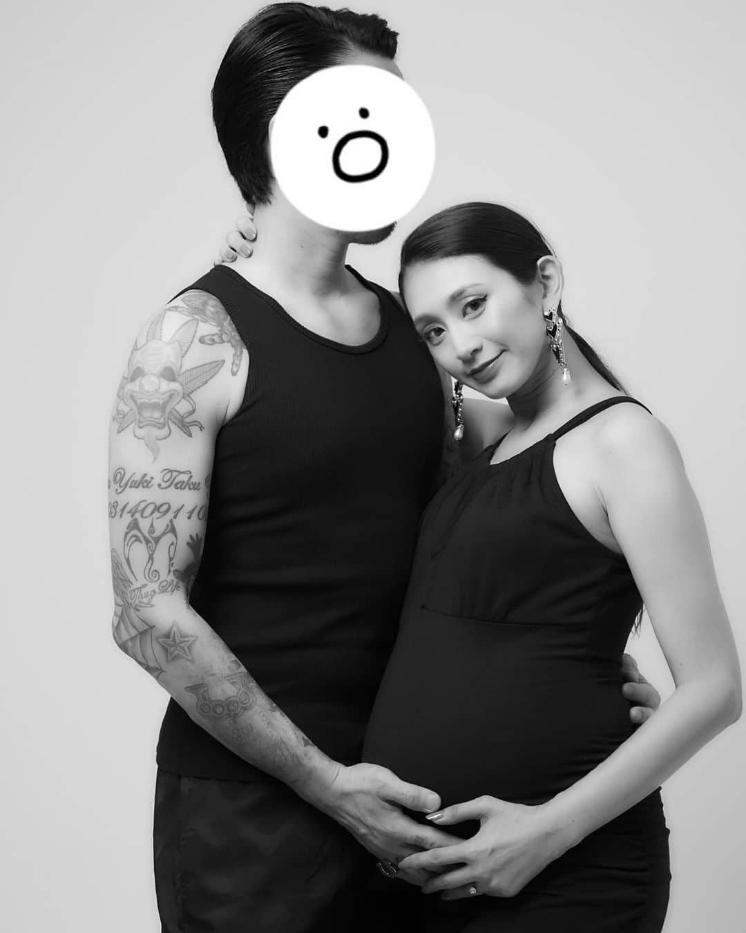 DJ JUICYのインスタグラム：「9月12日！今日で36歳になりました🙋🏻‍♀️ そして今日は！ お腹のベビの予定日👼🤰💙✨  生まれて抱っこして、小さくてたまらなく可愛かった夢を見ました...🤗  果たして 同じ誕生日になるかな、、、🥺✨  予定日通りに生まれるのは5%の確率らしいです★  そしてハズ(旦那さん)👨🏻 の弟は、私と同い年9/11生まれ！ 私のお母さんは、予定日通り私の事を生んだみたいです❣️ 2人のお母さんが、36年前の同じ時期に出産をしたんだなぁって思うと、今日！それか明日に出産しそうな気がする〜😆w  心の準備は出来たょ🙋🏻‍♀️⤴️💓  早く会いたいなぁ...😌😌😌✨  5%の奇跡を信じて🙏✨  #mybirthday  #予定日当日  #マタニティライフ」