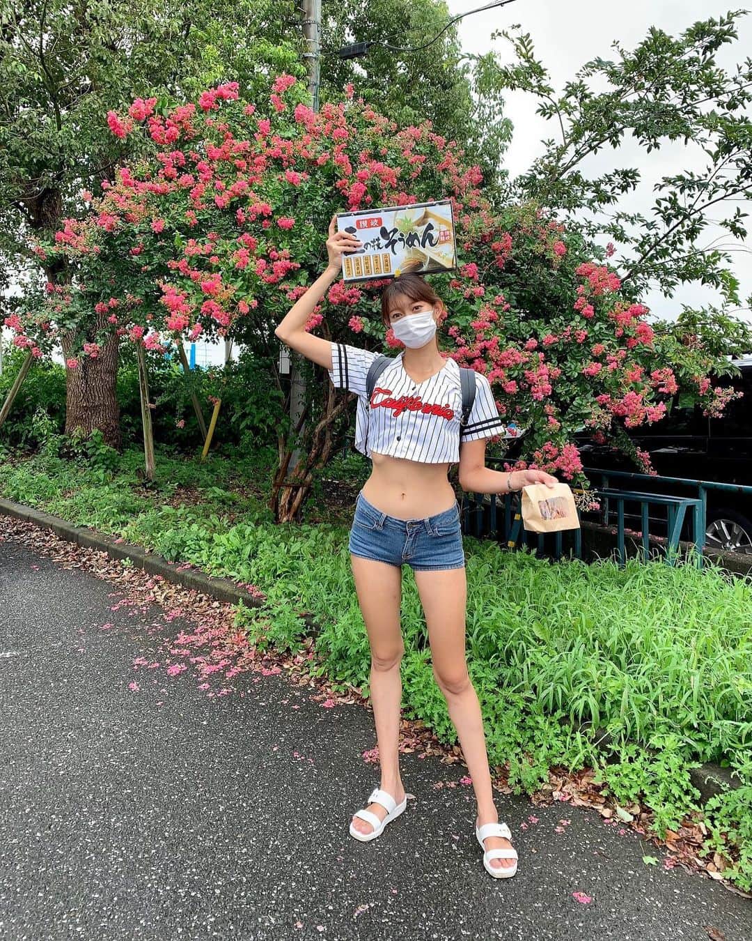 のインスタグラム：「そうめんGET🖤 . きのう飲みすぎて朝市に間に合わなかったからまたリベンジします(:3 」 ∠) お得っていつになっても嬉しいね♡食べたかったガーリックシュリンプ竜田揚げみたいな感じおいし🦐🦐 . #朝活 #市場 #朝市 #地元 #八王子 #タイムリー #雨 #ガーリックシュリンプ #morningmarket #seafood #yummy #fish」