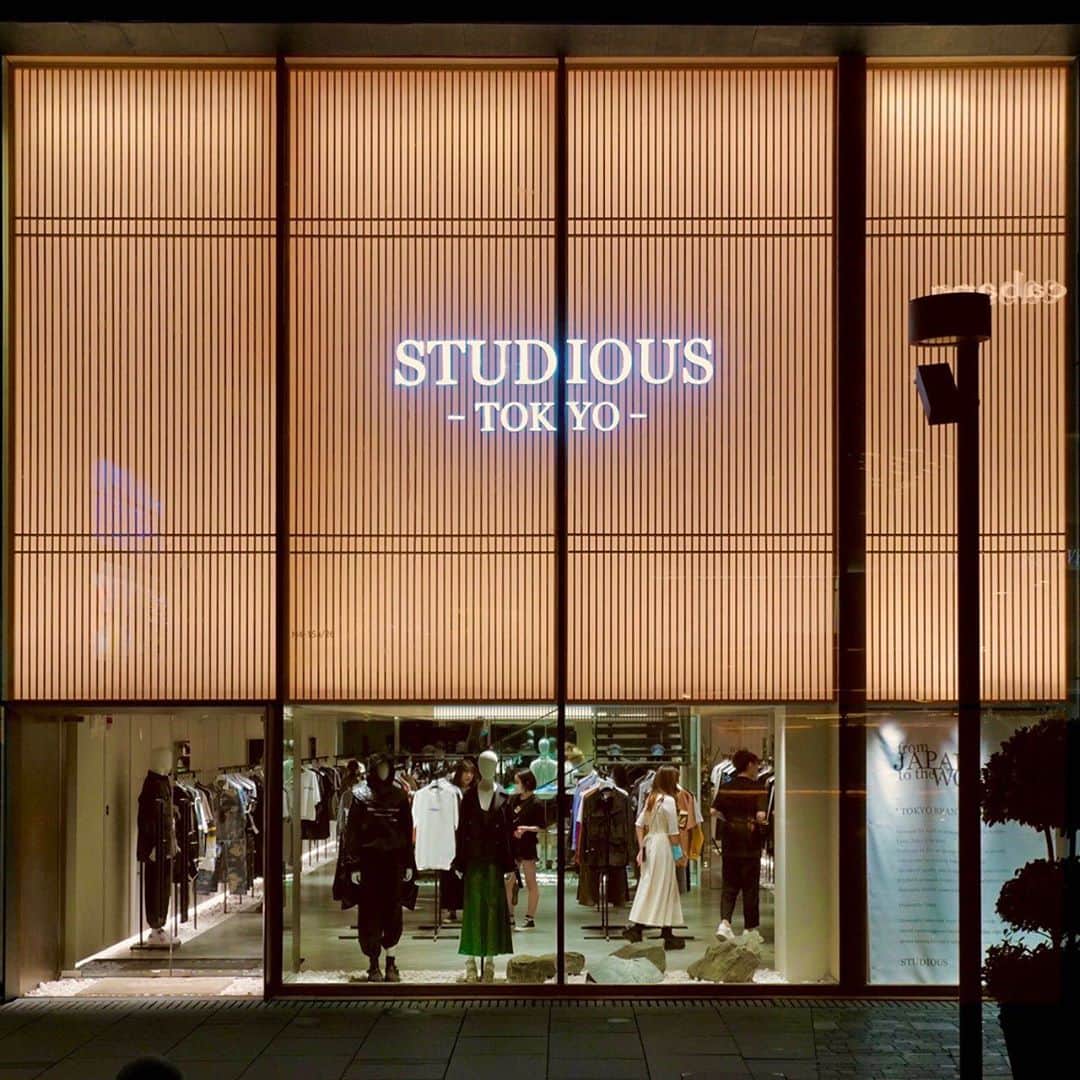 谷正人のインスタグラム：「本日はついにSTUDIOUS TOKYO北京店オープンです！ 今回の内装デザインも日本らしさを 大胆にラグジュアリーに 表現しました。 ファサードの表情が昼と夜とライティングで変化します。 最高の内装デザインと商品とサービスをこの街から発信していきます。 日本発を世界へ！  #studious #studioustokyo  #北京　#三里屯　#太古里」