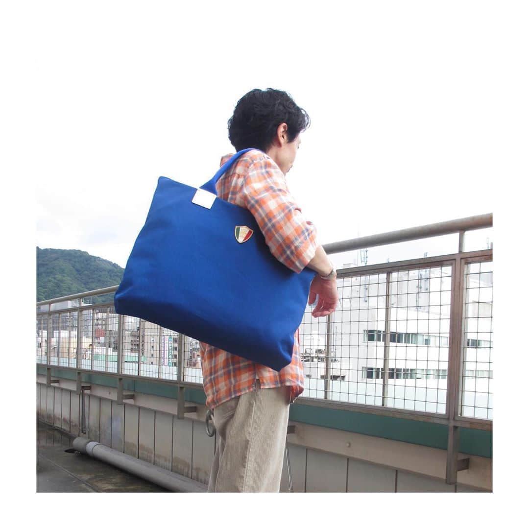 Felisi Japan 〔フェリージ〕さんのインスタグラム写真 - (Felisi Japan 〔フェリージ〕Instagram)「【フェリージセレクション 神戸店】 . 現在発売中の『CORAGGIO, ITALIA！』シリーズ。 サッカーのイタリア代表のナショナルカラーである 『AZZURRO』をイメージした鮮やかな青いコットンキャンバスは、 休日のカジュアルスタイルにおすすめです。 . このシリーズは、新型コロナウイルスの感染拡大に伴い、 甚大な影響のあったイタリアを応援・支援するためにつくられ 売上金額の10％をイタリア赤十字社に寄付させて頂きます。 . . ■Totebag Model No. 20/97/OS+LD Price : ¥46,200 . . . #felisi #felisiselection #coraggioitalia #andràtuttobene #totebag #shoulderbag #waistbag #knapsack #azzurro #azzurri #italia #calcio #フェリージ #フェリージセレクション #コラッジョイタリア #アズーロ #トートバッグ #ショルダーバッグ #ナップサック #ウエストバッグ #イタリア #サッカー #バッグ #かばん #鞄」9月12日 11時22分 - felisi_japan
