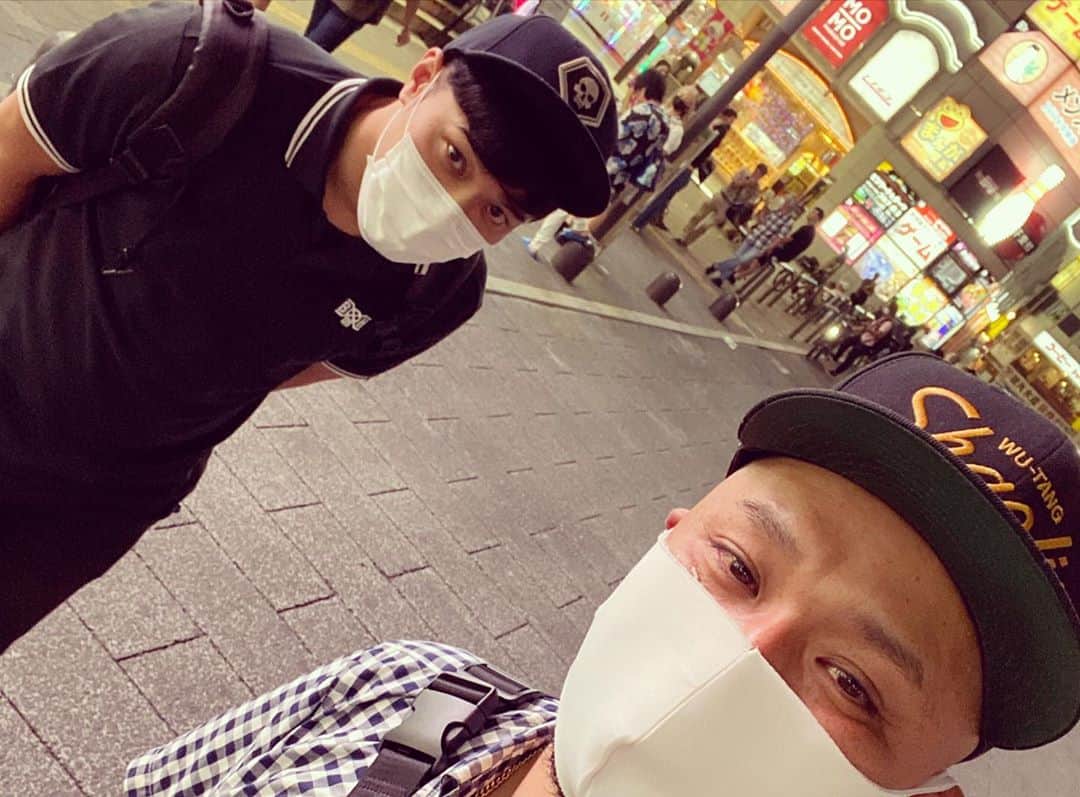 大江健次のインスタグラム：「🔥🔥相方と半年ぶりの再会🔥🔥  まー今はステイだねー！ 2024年くらいまで活動休止かねー こっから先は落ち着くまでは、 お互いそれぞれできいましょう って3月にちょっとだけ話して、 我々こりゃめでてーなは自粛期間に突入。  その間はしょーもないLINEはちょこちょこするも、 二人が会う事はありませんでした。 養成所時代の2002年から、 18年間ほぼずっと一緒にいて、 たまにはそんな期間もあっていいんじゃない？ 世間様が地球様がざわついてるのに、 無理して慌てても仕方ないから また会う日まで👋って感じで、 3月に別れを告げました笑。  大昔はお互いを疑い、憎んでた時期もきっと。 それでも長い時間を経て、 お互いの信頼関係を作ったのかなと思うと、 色んなものが変わっていっても こっから先、楽しみしかないのです🤣  一応、ネタ作りの日だったんですが... そりゃ半年も会ってなきゃ近況報告のオンパレード😂 くっだらねー話から真面目な話や相談まで、 誰も見てないのに喫茶店の片隅でゲラゲラ笑って、 結局いつもの如し、1本も出来ませんでした笑。  つまりこれは... 我々のいつもの風景なのです笑。 みなさーーーーん！！！ いつものこりゃめでてーなが戻った日ですよー☀️  こっから少しずつそれを皆様にお届け... それを繰り返し、全てが整ったら、 やはり単独ライブはやりたいすね。 15周年もやれてねーし、なんなら20周年に向けた？ そんな動きも徐々にしていきますんで、 そん時が来るまでは見守りの、 そん時が来たらお力添え、 よろしくお願いします🙇‍♂️🙇‍♂️  とにかく最初の3分くらいは照れ臭かったけど、 久々会えて嬉しかったのよ🌈  #こりゃめでてーな #再会 #開会」