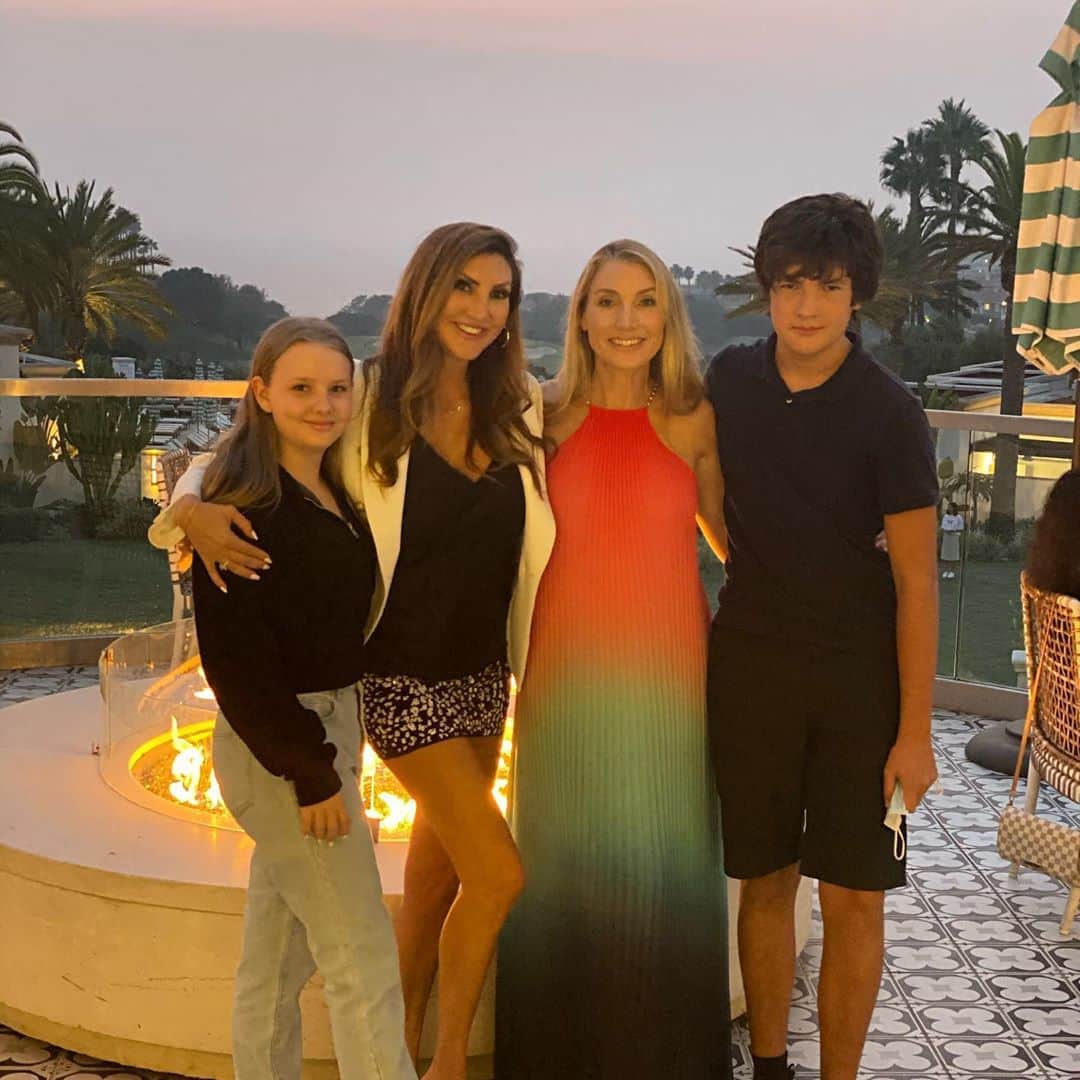 ヘザー・マクドナルドのインスタグラム：「Already the best weekend ever with my son Brandon & sister Shannon and me ice Hailey @monarchbresort @goldstein.shannon」
