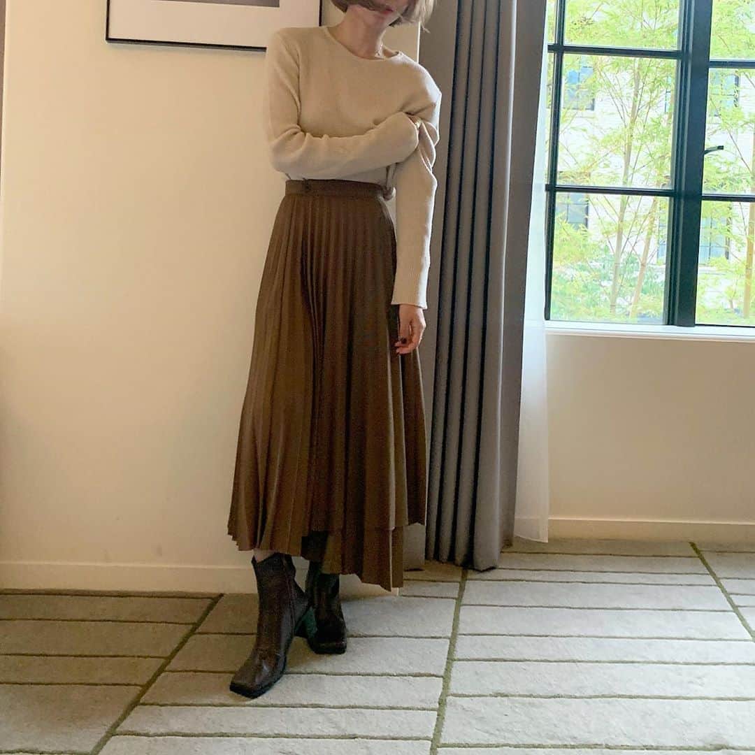 saanaaeのインスタグラム：「いよいよ今夜からです NUEのあき🍂  わたしの1番オキニイリの 合わせ💭🤎  ✔︎冬まで着まわしできる 着心地◎wool混knit🧶 お袖の程よいユルさが可愛いの。 ✔︎オリジナルのpleats skは 大好きなwool混生地で 綺麗にpleats加工できる工場まで 拘りました🏭(仕立てがさいこう! ※これまた冬までbootsで着まわし💪🏻 ✔︎走れるブーツ👢  #推しあいてむ #熱意がすごい #想い溢れると長くなりがち #NUEbyas」