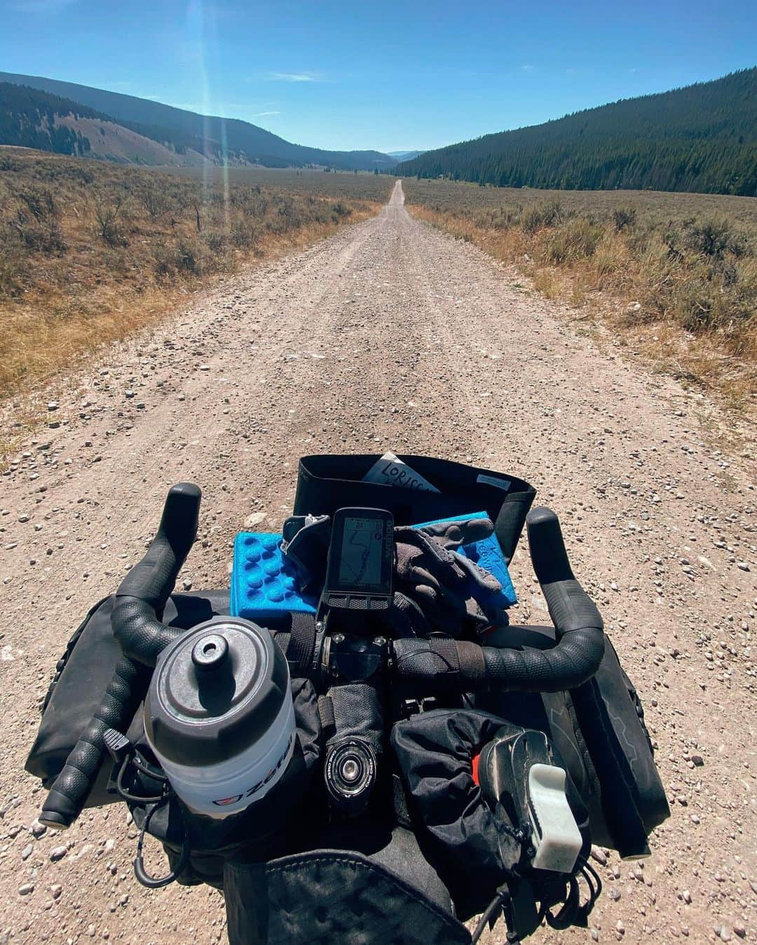 Alex Strohlさんのインスタグラム写真 - (Alex StrohlInstagram)「The final stage of the Gravel Ride Across Montana! We finally crossed into Idaho after a few days of heinous headwinds 🤪 and 505 miles of total riding.   People have asked what was the highlight of the trip and to me it was definitely being away from cell service for long periods of time. Whenever we’d go into town and inevitably get service it would become this stressful event where you feel like you have to catch up with the daily internet noise. Such a beautiful feeling knowing that no-one expects anything from you when you’re off grid... I’m going to miss that! Thanks to all of you guys who’ve sent messages of encouragement along the way, means a lot to me.  Photo captions below: #1: the final day Crossing Lehmi Pass and seeing Idaho for the first time on the other side. The end of the ride... #2: the route we took consisted of a lot of gravel roads that @isaacsjohnston meticulously researched & improvised at the same time.  #3: Our typical post dinner reading time. This was a special night as night temps were going to be under 35 degrees and we got a last minute booking at this epic USFS cabin by a lake. #4: On the last day, heading towards our final climb. Headwind: ON. #5: trying to get 5000 calories per day involved some drastic menu options #6: @isaacsjohnston filming sunrise at Twin Lakes, MT. #7: climbing another pass into the Big Hole Valley #8: The winds have finally calmed for our last night on the road.  #9: Typical scene of the Big Hole Valley, what a gem of a place. The entire valley seems to be sub-irrigated and the grass is still green in late August / early sept!  #10: one of my favorite section of roads during the trip near Georgetown Lake.   The film photos of the trip are in @statefilm’s capable hands and I cannot wait to see the first rolls come out.. If you want to hear about the book release, sign up to my newsletter on my site 🙏🏻」9月12日 11時27分 - alexstrohl