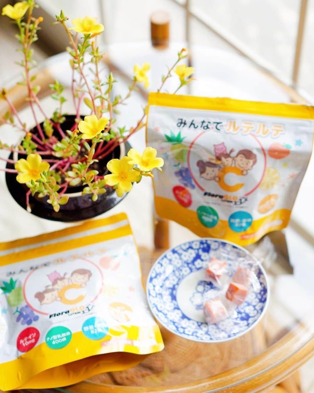 のインスタグラム：「．  Children's eye supplements  ． 産院でのんびり過ごし中♡ 息子と早く会いたくて、退院を1日 早めました🥺❤️  可愛いベイビーに癒されつつ… 早くお家で待ってる息子に 会いたいなぁ〜🥺💕  ． さてさて…♡ 子ども用の目のサプリメント 「みんなでルテルテ」を息子へ🥰✨ @minnade_ruterute  このサプリは、ブルーライトから守ってくれる 栄養素ルテイン10mgが配合されてるよ♡  それに、子供に必要な82種類の野菜・ 果物の発酵エキス、400億個のナノ型 乳酸菌も配合👏  歯にも優しいキシリトール配合♡  ． とーってもおいしい新食感の生グミタイプ なので息子もパクパク食べてくれるよ😌  おめめが疲れているお子様にも オススメです😌🙌❤️  ． #みんなでルテルテ#ひとみの専門店#ルテイン#グミサプリ#ブルーライト#子供用サプリ#男の子ママ#女の子ママ#目のサプリメント#サプリメント#グミ」
