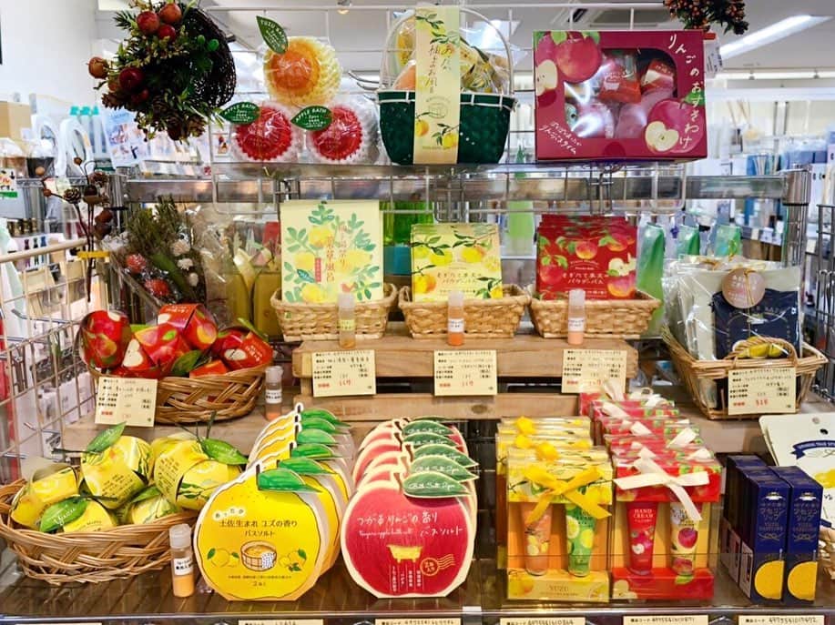 ファンビ寺内 (fanbi) さんのインスタグラム写真 - (ファンビ寺内 (fanbi) Instagram)「ゆずとりんごの入浴剤コーナー🍎  爽やかなゆずや、みずみずしいりんごの香りに包まれながらバスタイム😌♨️ プレゼントにもおすすめです💕  ✔︎会員価格は5ビル8階にお問い合わせください！ . #fanbiTown5-8階 に入荷しています✨数量限定です❗️ . 品切れの際はご容赦ください。 . ⚠️お問い合わせは… インスタグラム プロフィールページの電話・メール、もしくはホームページのお問い合わせ よりお願いします🙇🏻‍♀️ TEL：06-6262-2161(代表) MAIL：info@fanbi.co.jp -------------------- #ファンビ寺内 は、会員制の #卸問屋 です。 店舗へのアクセス、ご利用方法はプロフィールのURLからご確認ください😊 -------------------- #フォローしてね 😉💕 . #ファンビ #fanbi寺内 #fanbi #寺内 #大阪 #osaka #本町 #honmachi #堺筋本町 #sakaisujihonmachi  #問屋 #ゆずの香り　#りんごの香り #バスグッズ #バスギフト #プレゼント #バスタイム」9月12日 11時31分 - fanbi_official