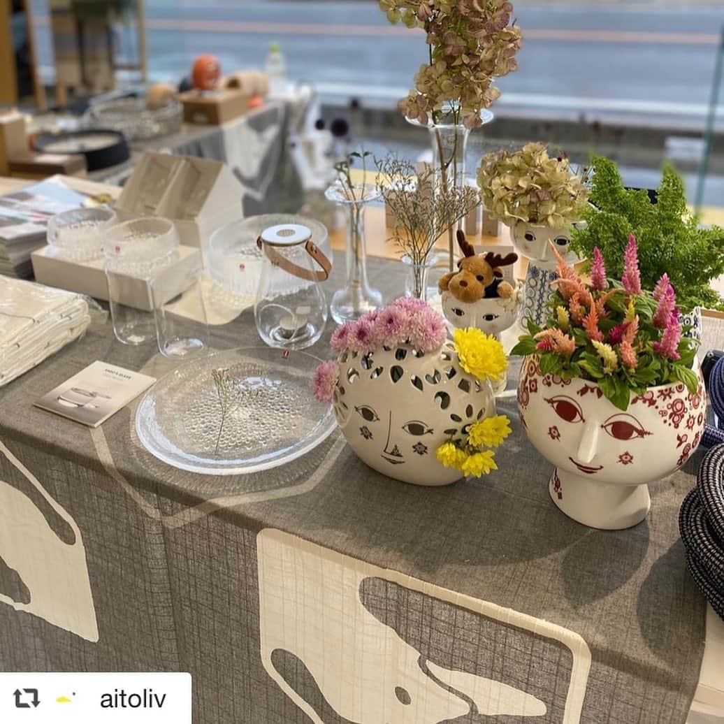のインスタグラム：「先週に引き続き、ボルボ・カー広島大洲ショールーム( @volvocarhiroshimaozu )にて@aitoliv のPOPUP STOREをスタッフ常駐でOPENしております。 ぜひお気軽にお立ち寄りください☺︎ . . #repost @aitoliv via @PhotoAroundApp  . . こんにちは、アイトリブです🐥 . 本日も岡山のリアルショップOPENしております。あいにくの雨ですが、お近くまでお越しの際にはお気軽にお立ち寄りください。 . ＊7月よりお持ち帰り用の紙袋がなくなっておりますので、マイバックのご持参をお願いします🛍 ＊ご来店の際には、引き続きマスクのご着用と手指消毒のご協力をお願い致します☺︎ . ----- . 先週よりボルボ・カー広島大洲ショールーム( @volvocarhiroshimaozu )にてAITOLIV POPUP STOREをOPENしております！ 毎年大人気エルヴァン(デンマーク)のストールを、ショールームにて一早くご覧頂けます。 またデンマークデザインの巨匠アルネ・ヤコブセンが手がけた時計シリーズや詩的な世界観が美しいビヨン・ヴィンブラッドの花器など、日常生活でお使いいただける逸品を厳選してご用意。 VOLVO×AITOLIV、“人優先”のものづくりを行う北欧の魅力に触れながら日々の暮らしをより豊かにするためのヒントをみつけてみませんか。 普段岡山までなかなかお越し頂けない方も、この機会にぜひお立ち寄りください。 . – 詳細 – 日時：9/5(土)～21(月祝)10：00 – 17：00　※アイトリブスタッフは土日祝常駐となります。 場所：ボルボ・カー広島大洲ショールーム　https://hiroshimaozu.vc-dealer.jp/ お問い合わせ：090-1012-2527（AITOLIV直通） . . more photo▷ @aitohus more photo▷ @aitohus_genba  more photo▷ @aitohus_ig . \ ラグをお探しの方、ぜひフォローを ! / @alanek.rug . . #アイトリブ  #岡山 #問屋町テラス  #問屋町 #北欧 #北欧インテリア  #岡山北欧インテリア #北欧雑貨 #北欧家具 #家具 #照明 #ラグ #花器 #時計 #ボルボカー広島大州  #ポップアップストア  #elvang  #arnejacobsen  #bjørnwiinblad  #ittala  #holmgaard  #georgjensen  #miffy  #homedecor  #おうち時間  #豊かな暮らし」