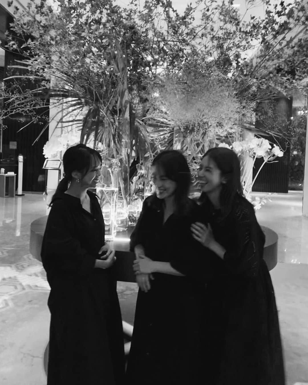 JUNNAのインスタグラム：「@etretokyo 本日12:00 から から人気アイテムの再販です。  再販ラストです  お見逃しなく！  2020リバーコート続々と先行受注で オーダー下さった皆さまの元に届いているようですね。  先程私の元にも届き袖を通し、 改めて2020最高傑作なのでは？と... はぁ。 なんて可愛いコートなのでしょう。 いい仕事した。と誇れる作品です。  写真は @saa_______yaa と @mami_geerisz  2人に先日お誕生日のお祝いをしてもらった時のもの。  雨も☔️忘れる程楽しいお喋り時間🤍」
