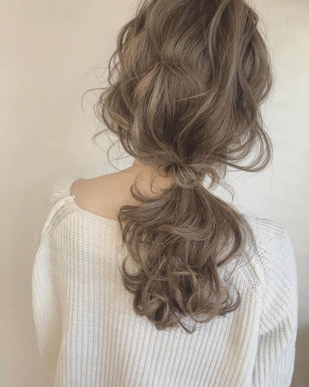 SHOTAのインスタグラム：「🍙👦🍙 ＊ ＊  #ヘアアレンジ#ヘアスタイル#ヘアカラー#前撮り  #外国人風#フォトブライダル#ヘアメイク#透明感カラー#いいね返し#外国人風カラー #hairmake#haircolor#hairstyle#結婚式  #静岡美容院 #お呼ばれ#静岡#静岡市#ヘアメイク #hairarrange#編み下ろし#静岡美容室#hairstyling#静岡美容院#hair#ファッション#ウエディング#セルフアレンジ#簡単ヘアアレンジ#arrange#簡単アレンジ#ヘアアレンジ動画」