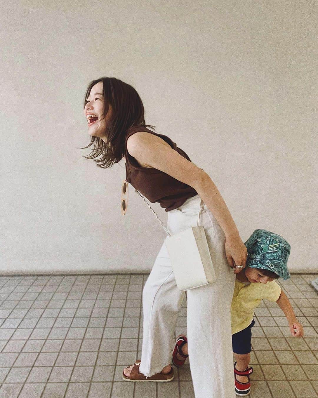 猪鼻ちひろのインスタグラム：「🌰🤣🤎 甥っ子さん、一緒に撮る？って聞くとヤダァヨォとか言うのにかっこつけて撮ってたら(3枚目)入ってきて、可愛いから結局そっち一枚目にしちゃうオバさん。笑 妹が帰り道の写真も撮っていてくれて嬉しい〜！  暑い日は夏服もまだまだ着たいけれど、﻿ 色から秋を取り入れてみたりしている日々です。﻿ ﻿ そういえば、サスティナブルだ！とか思っていなかったけれど、幼少期から我が家では家族でフリマに行ったり出したりするのが習慣化されていて(祖父や親の趣味でもあるな笑)﻿ 骨董品を見て育ってきたし、古着を着ることも大好き！  季節の変わり目だと"これ着ないかも？"なモノが出てくると思うのですが、いまセカンドストリートでは買取してもらうと、﻿買取金額20%UPキャンペーンをやってるそうで(10月5日まで✔️)﻿  着なくなった洋服も、捨てるのではなく﻿ 売ってまた次の方に喜んでもらえるというの素敵だよなぁと思っています。(一文長いな、息継ぎゼーハー)☺️﻿ ﻿ 大人は勿論、子どもはサイズアウトが早いから 子どもにもいいよね◎ 今まで買取してもらった事ない方も、﻿ 着なくなった洋服を売るという方法もあるから﻿ 是非やってみてほしいな♡﻿ #ちひろのお洋服﻿ #メロオバ日記  #フリマおじいちゃん好きだったなぁ#思い出  #セカストする #セカンドストリート #サスティナブル #2ndstreet #PR﻿」