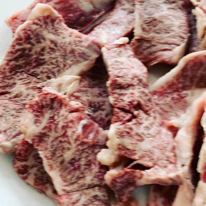 のインスタグラム：「今夜の会食の準備の手伝い！ 自家製ダレに自家製カレー 時間かかるわ！ 最高級のカルビ＆ハラミ！ テルのオヤジさんからの！ トニーズのピザスペシャル！」