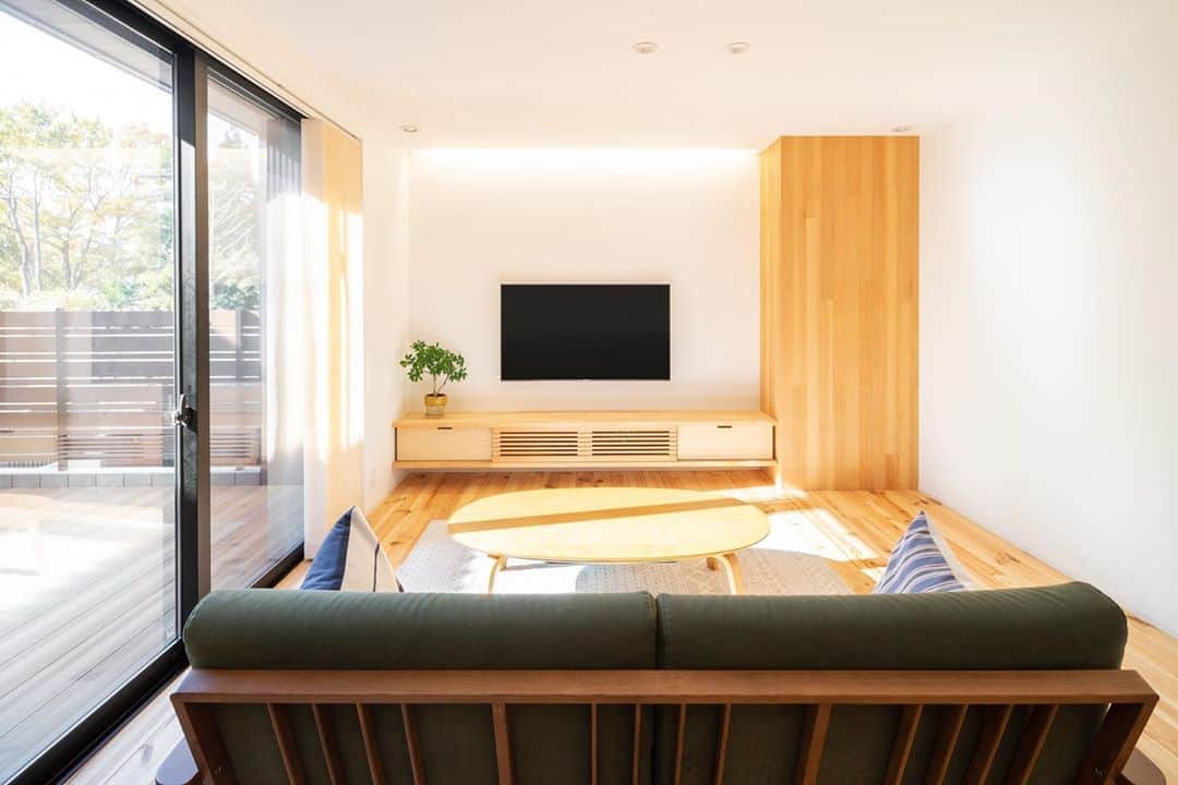 ルポハウス一級建築士事務所さんのインスタグラム写真 - (ルポハウス一級建築士事務所Instagram)「・ ・ ・ ボルドーパインの無垢床、造作テレビボード、コーナーの板貼り… 明るい木目を基調にした、日当たりの気持ちいいリビング。開放感とぬくもりに満たされます。 ・ ・ ・ 𓐌𓐌𓐌𓐌𓐌𓐌𓐌𓐌𓐌𓐌𓐌𓐌𓐌𓐌𓐌𓐌𓐌𓐌  ルポハウスの施工事例はこちらまで☞ @reposhouse  𓐌𓐌𓐌𓐌𓐌𓐌𓐌𓐌𓐌𓐌𓐌𓐌𓐌𓐌𓐌𓐌𓐌𓐌 #ルポハウス は#ちょっとかっこいい家 を"友人のために" という思いでつくっています。 一生に一度の#マイホーム。 「あなたにしかできない」×「ルポハウスだからできる」で、 私たちだけの#家づくり を思いっきり楽しんでみませんか？！ ・ ・ ・ #住宅 #注文住宅 #新築一戸建て #デザイナーズ住宅  #一級建築士事務所 #設計事務所  #滋賀県大津市 #滋賀県草津市 #滋賀県栗東市  #滋賀県近江八幡市 #設計士とつくる家 #リビングインテリア #ボルドーパイン #無垢材の床 #造作テレビボード #フロートテレビボード」9月12日 11時51分 - reposhouse