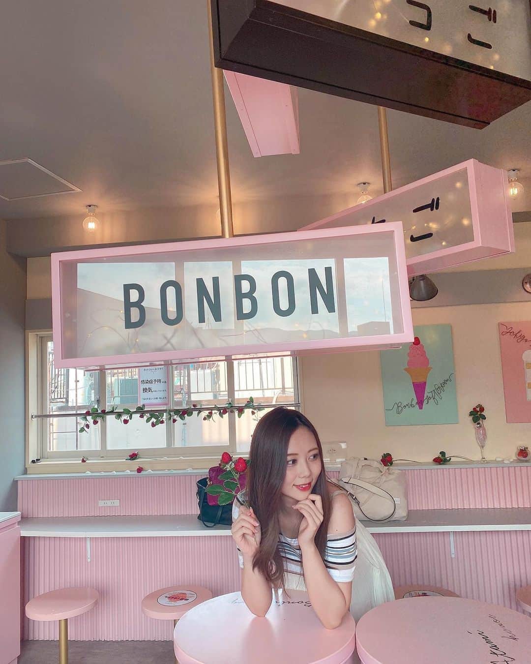 西村季里子さんのインスタグラム写真 - (西村季里子Instagram)「・  今まで行ったお店で いっっっちばん可愛いくて、 好きな空間だった………🍓  『いちごBonBonBERRY ATAMI HOUSE.』  メニューももちろんいちごだらけで、 どれも美味しそうで悩んだ🥺🍓  夏季限定の『ボンボンかき氷』食べたよ🍧  味も最高に美味しかった〜🥰🍓🍓  店内もフロアごとに全然違くて、 階段もトイレも廊下も可愛かった🍓  お土産も可愛くて買っちゃった🥺🍓 もうそろそろ黙るね🥺🥺🥺  #熱海 #熱海旅行 #熱海カフェ #bonbon  #bonbonberry #ボンボン#かき氷 #いちご#苺#strawberry#🍓 #いちごbonbonberry熱海ハウス  #atamibonbonberry  #follow#followｍe」9月12日 11時53分 - kiriko_nishimura