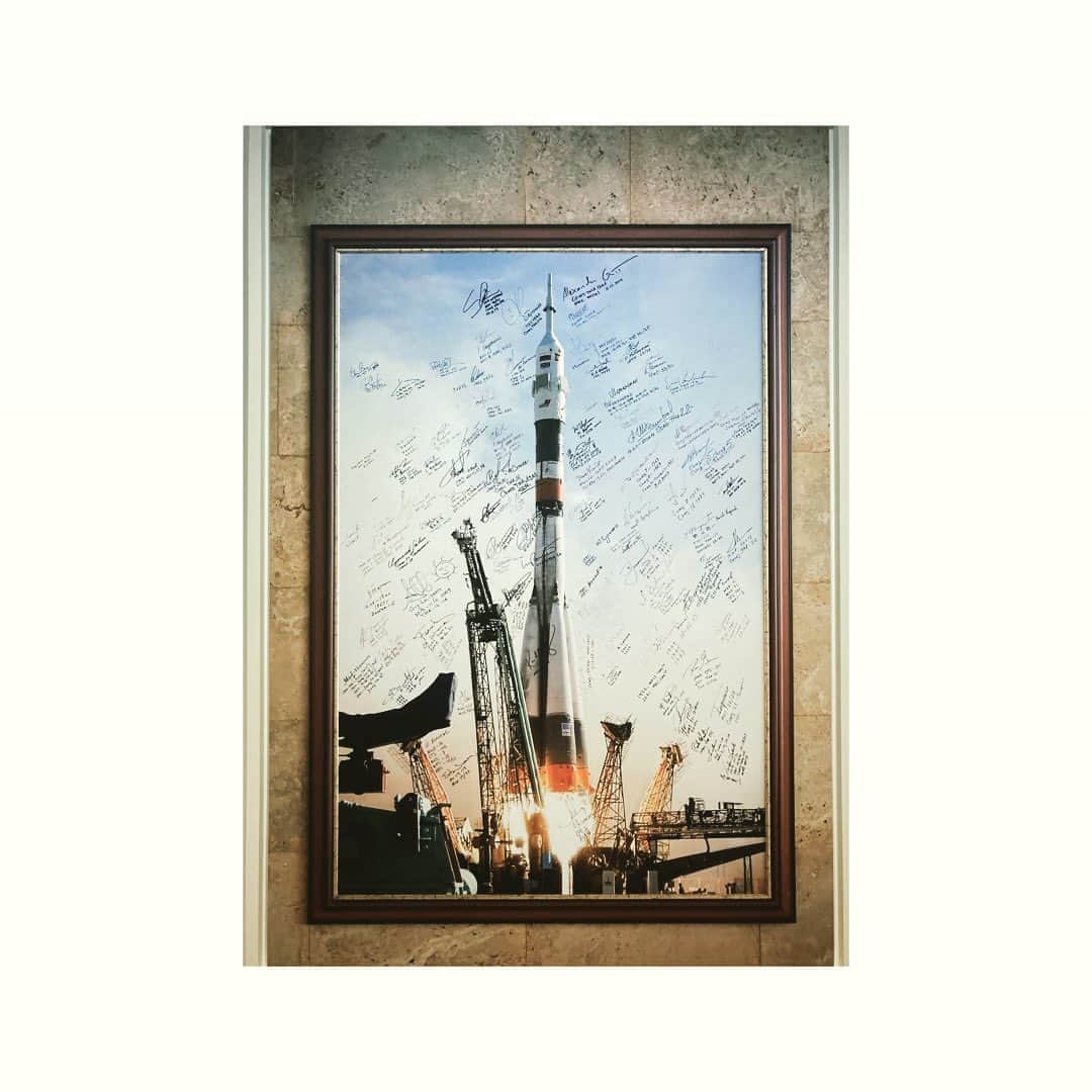 journaleatripのインスタグラム：「FAILURE satoshi takamatsu  a nostalgic future  地球の外までは 東京駅から品川駅と同じ7分 宇宙ステーションまで6時間 月まで3日 火星までは1年 かかるそう。  宇宙がこんなにも身近に 懐かしいような 温度があるように感じたのは 高松さんを長年知っていたというだけでなく、 きっと挫折の先に 更に輝く大きな希望と夢を見出した人がいるという"人"を感じたからかもしれない。 感動しました。  インタビュー映像是非。  入場無料9／27日まで space film gallery  #二枚目#宇宙食#映画eatrip宇宙映像お世話になりました。」