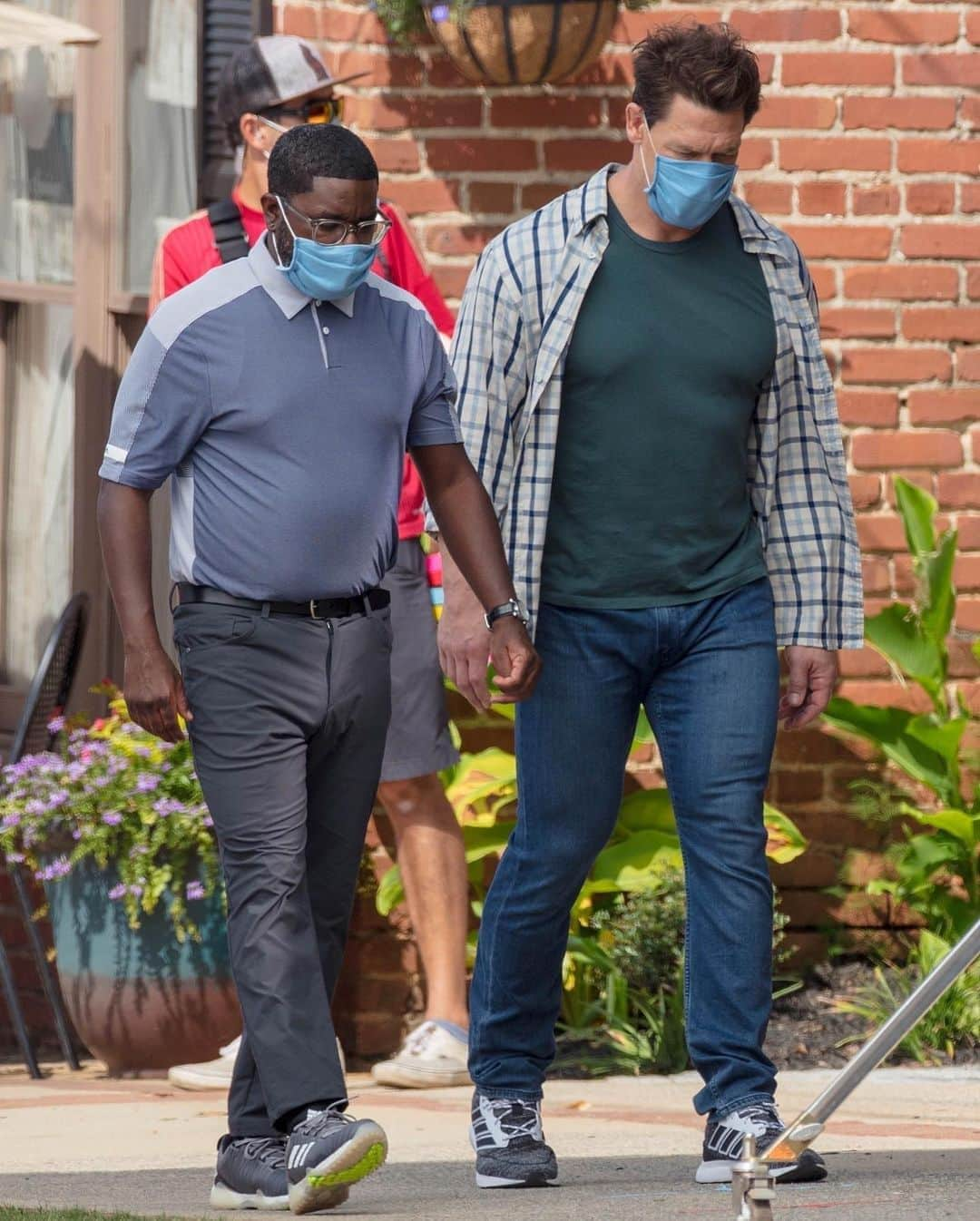 Just Jaredさんのインスタグラム写真 - (Just JaredInstagram)「@johncena and @comedianlilrel walk around the set of their movie “Vacation Friends” while wearing face masks. The film is shooting right now in Atlanta. #JohnCena #LilRelHowery #VacationFriends Photo: Backgrid」9月12日 11時57分 - justjared