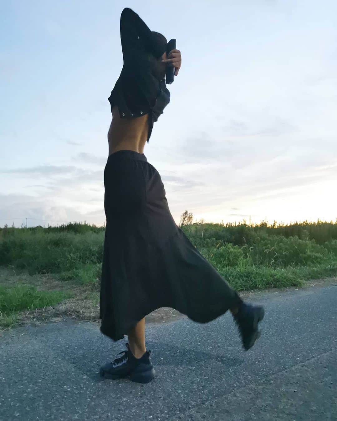 脇田恵子のインスタグラム：「昨日も夕日が綺麗だった畑の真ん前🏞️ このスカート動きやすくて良き👩🏾 #移動生活 #田舎生活」