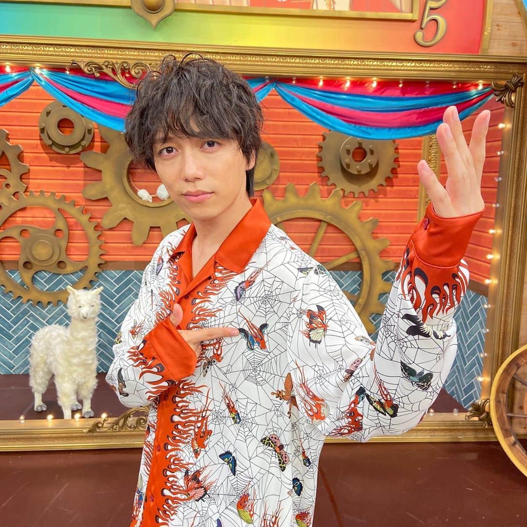 【公式】私たちはどうかしているのインスタグラム：「﻿ ‪明日10:25〜放送の #ニノさん に #山崎育三郎 さんが出演します‼️‬﻿ ﻿ ‪#衣装に大量の蝶々がっ🦋‬﻿ ‪#育さま二宮さんの前でARASHI熱唱🎤‬﻿ ‪#話題の憑依型芸人さんとネタコラボ✌️‬﻿ ‪#野球少年いっくん⚾‬﻿ ‪#ストラックアウトで奇跡がっ‼️‬﻿ ‪#私たちはどうかしている ‬﻿ ‪#わたどう‬﻿ ‪#浜辺美波‬﻿ ‪#横浜流星‬﻿ ‪#第6話9月16日放送‬」