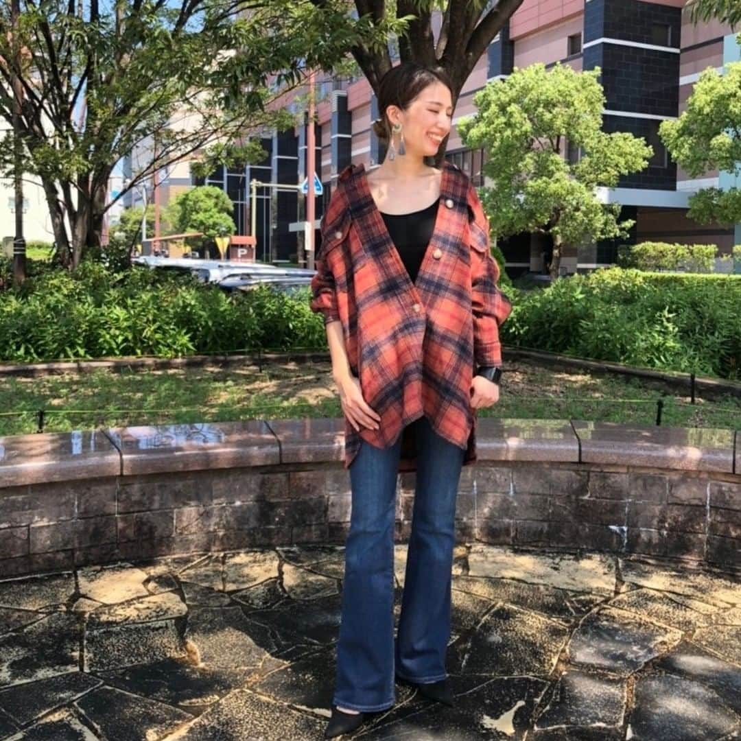 キャナルシティ博多のインスタグラム：「HOT STYLING from Gap/GapKids サウスビル1F  キャナルで働くHiroseさんが着こなす 今真似したいGAPの最旬スタイリングを ３週にわたりご紹介。  →→秋カラーのジャケットアウターはボタンの留め位置を調整して抜け感を出して着るのが◎。日中はまだ暑いのでインナーはキャミソールで涼しく。綺麗なラインがでるフレアパンツは色んなアイテムに合わせやすいのでこの秋の一推しボトムです👌  Eri Hirose /Gap GapKidsスタッフ 直感的に"これスキ！"と思ったらどんなアイテムも取り入れるタイプ。『私、まるでカメレオン（笑）みたいに毎日違うテイストでGapのファッションを楽しんでいます！』と笑顔で語る彼女には、コーディネートの相談も気軽に出来そう。『この秋、"いつでも心地いい新価格"でお求めいただけるようになったGapのアイテムを、多くの方に楽しんでほしいです！』 @gap_jp  次回のHOT STYLINGをお楽しみに！  #canalcity #キャナルシティ #キャナルシティ博多 #博多 #福岡 #天神 #GAP #gapkids #ギャップ #ジャケット #シャツジャケット #jacket #チェック柄 #リブ #キャミソール #フレアパンツ #デニム #デニムパンツ #パンツ #お洒落さんと繋がりたい #おしゃれすきな人と繋がりたい #アパレル #今日のコーデ #きょこ #秋服  #秋色 #秋 #awファッション #ファッション #hotstyling_canalcity」
