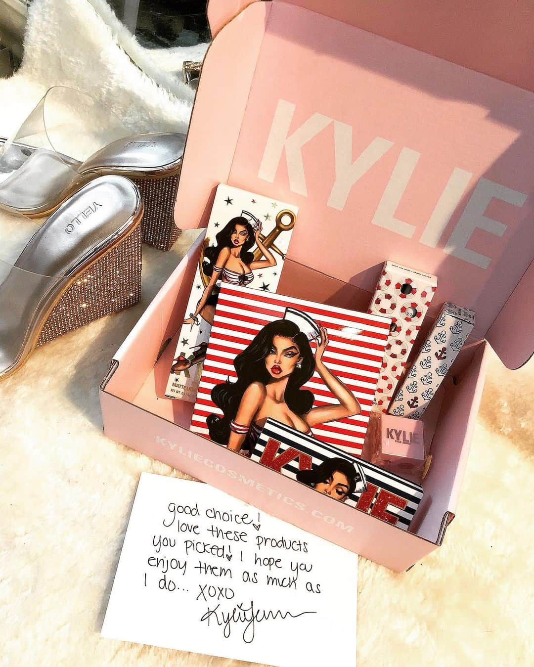 木佐貫まやさんのインスタグラム写真 - (木佐貫まやInstagram)「It’s my first time buying @kyliecosmetics and my excitement doesn’t stop!!! Too cute and great products 💙❤️💙❤️  ずっと気になっていて初めて買ってみたコスメ🥰開けた時から可愛すぎて興奮が止まらない！ そして鉛筆削りが付いていたことになぜかものすごく感動した🤣🔥💫  #kyliecosmetics #kyliejenner #cosmetics」9月12日 12時02分 - maaayaofficial