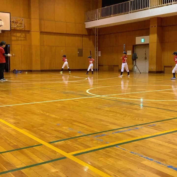 一場靖弘のインスタグラム：「レッドストロングス松戸の練習風景の一部です✨朝から雨もあり、9:00〜11:00まで体育館にて練習になりました。 まだ軟式ボールを怖がる子がいる為、テニスボールでボールを捕る感覚を養う練習から始まりゴロ捕球、バウンドキャッチ、フライ練習、スイングなどを行いました😆 お母さん達も熱心でミスをするとゲキを飛ばされる子もいました🤣 キャッチボールの捕り方、ゴロの捕球体勢もだいぶ良くなりました👀 練習は嘘を付きません‼️ 練習あるのみ  #千葉 #松戸市 #馬橋 #レッドストロングス松戸 #一場靖弘ベースボールアカデミー #野球塾 #Baseball Place9 #一場靖弘 #ベースボール #野球好き #野球指導 #個別指導 #投手 #外野手 #内野手 #ナイター野球 #上手くなりたい #少年野球 #シニアリーグ #ボーイズリーグ #ポニーリーグ #軟式野球 #硬式野球 #向上心 #アンダーアーマー #生徒募集中 #野球教室」