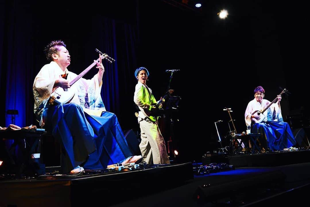 雅-MIYAVI-さんのインスタグラム写真 - (雅-MIYAVI-Instagram)「Jammed out with Yoshida Brothers one of the most innovative Shamisen players in Japan at their 20th anniversary show🔥そして、吉田劇場。燃え尽きました。ほんとは燃え尽きる予定じゃなかったんだけど(笑)やっぱ久しぶりのステージ、テンションあがるよね。客席の皆の顔、マスクで見えないから勝手に燃え尽きるよね。そしてラスト、吉田兄弟さんとのセッション、新曲含め熱かったね！！！！新バージョンの“What’s My Name”の完成形が見えた気がします。改めて、20周年おめでとうございました！🙌🏻🙌🏻㊗️😃」9月12日 12時12分 - miyavi_ishihara