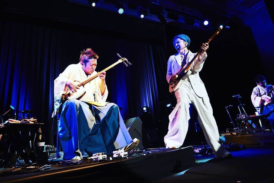 雅-MIYAVI-さんのインスタグラム写真 - (雅-MIYAVI-Instagram)「Jammed out with Yoshida Brothers one of the most innovative Shamisen players in Japan at their 20th anniversary show🔥そして、吉田劇場。燃え尽きました。ほんとは燃え尽きる予定じゃなかったんだけど(笑)やっぱ久しぶりのステージ、テンションあがるよね。客席の皆の顔、マスクで見えないから勝手に燃え尽きるよね。そしてラスト、吉田兄弟さんとのセッション、新曲含め熱かったね！！！！新バージョンの“What’s My Name”の完成形が見えた気がします。改めて、20周年おめでとうございました！🙌🏻🙌🏻㊗️😃」9月12日 12時12分 - miyavi_ishihara