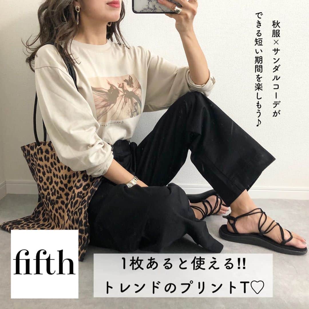 Miyoのインスタグラム：「2020.9.12 ・ 春夏に買いそびれたトレンドの プリントTを　@fifth_store でget🤎 1枚あるとコーデのポイントにもなるし 着回しがきくのでおすすめです✨ スキニー、ワイドパンツ、スカート… なんでも合う気がします☺️♪ 袖が長めなので高身長さんでも🙆🏻‍♀️ ・ 秋服とサンダルを合わせられる 短い期間を楽しみたいです☺️🍁 ・ 今の髪色お気に入り♡(5枚目) ・ #グラフィックプリントロングスリーブTシャツ　…#fifth#fifthtl#フィフス ワイドパンツ…#UNIQLO#ユニクロ#UNIQLOU 昨年 #レオパードトート … #EditSheen#エディットシーン　@editsheen_store サンダル…#teva アクセサリー…楽天 時計…#ダニエルウェリントン ・ ・ ・ #bag#バッグ#高身長コーデ#秋コーデ#巻き髪#ヘアスタイル#パンツ#今日のコーデ#カジュアル#ママコーデ#ママファッション#UNIQLOコーデ#ユニクロコーデ#プチプラコーデ#プチプラファッション#シンプルコーデ#大人カジュアル#レオパード」