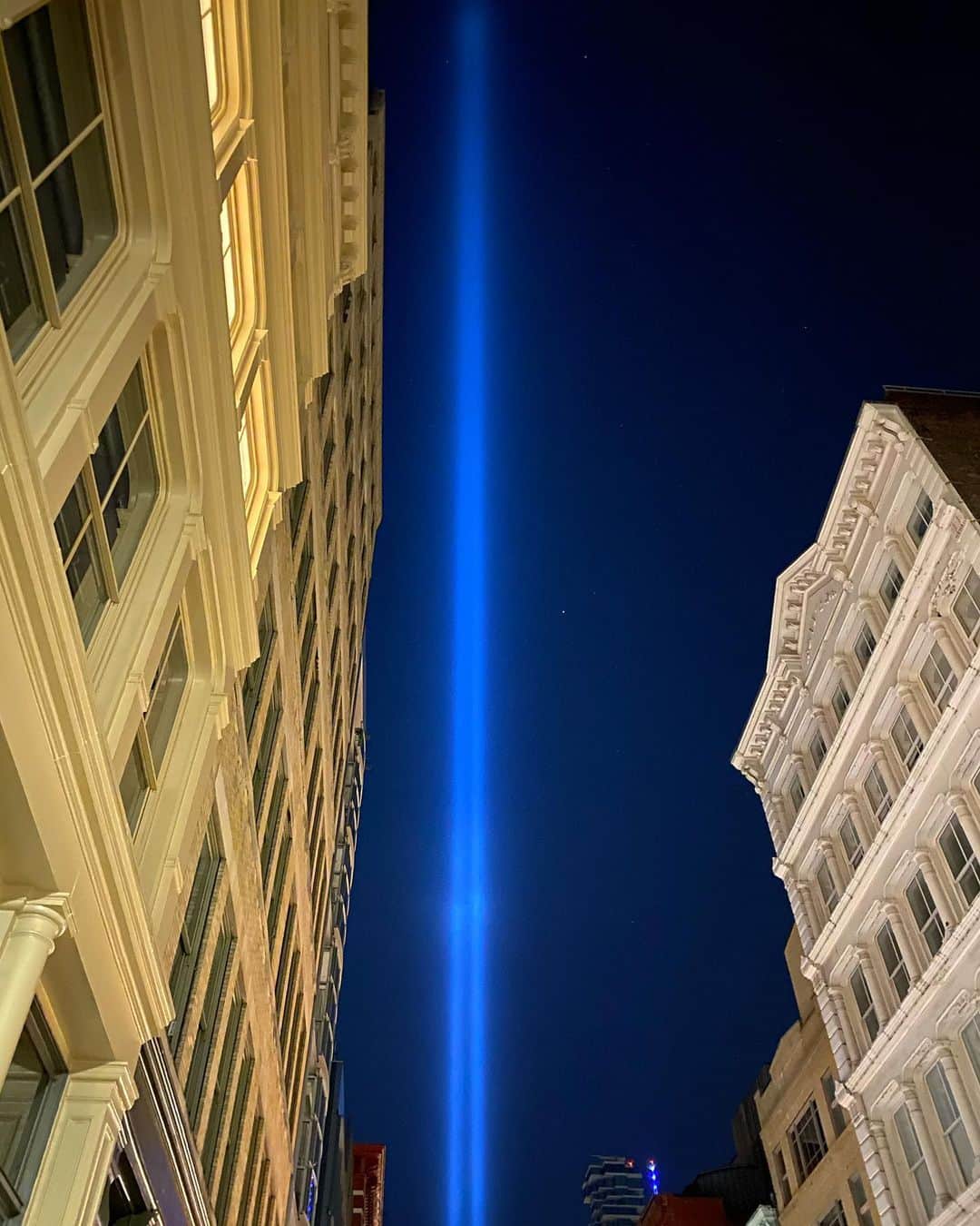 ガブリエル・マクトのインスタグラム：「#neverforget911」