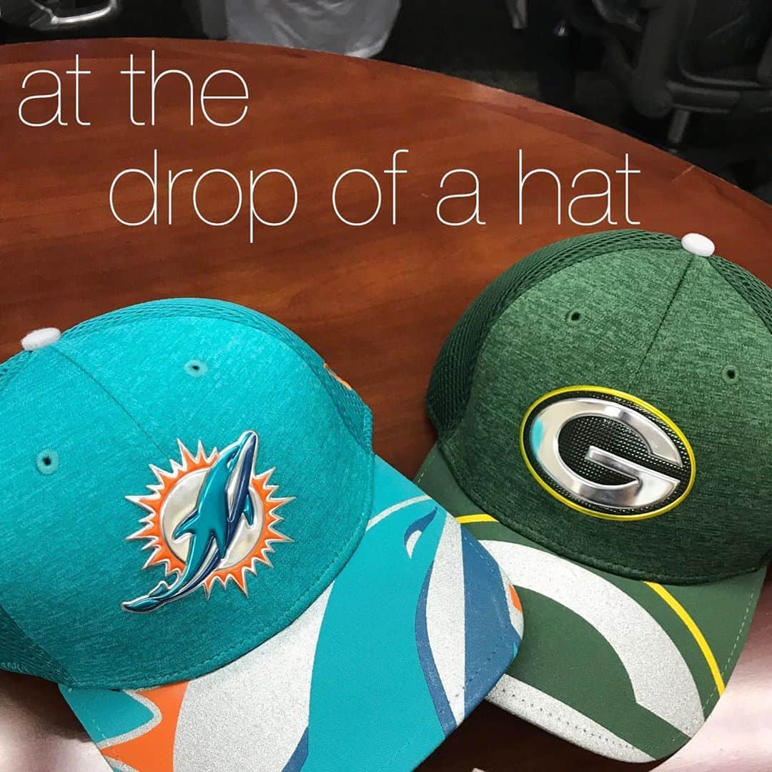 のインスタグラム：「“at the drop of a 🧢 “ とは、「すぐ・直ちに💨」という意味で、例えばこんな風に使います。 “Annie is such a cheerful person to have around the house. She laughs at the drop of a hat.” 「アニーは小さいことでも直ぐに笑ってくれるから、彼女が居ると雰囲気が楽しくなるんだ。」😁 因みに📸🧢は、アメリカン・フットボール🏈のマイアミ・ドルフィンズ(Miami Dolphins🐬)と、グリーン・ベイ・パッカーズ(Green Bay Packers🧀)の🧢です。 . #usa #america #studyabroad #livinginamerica #idioms #phrases #studyathome #americanfootball #atthedropofahat #caps #nfl #cheerfulperson #smile #stayhome #アメリカ #アメリカ生活 #留学 #イディオム #フレーズ #自宅学習 #おうち時間の過ごし方 #英会話 #英語の勉強 #直ぐに #アメフト #キャップ #帽子好き #楽しい雰囲気」
