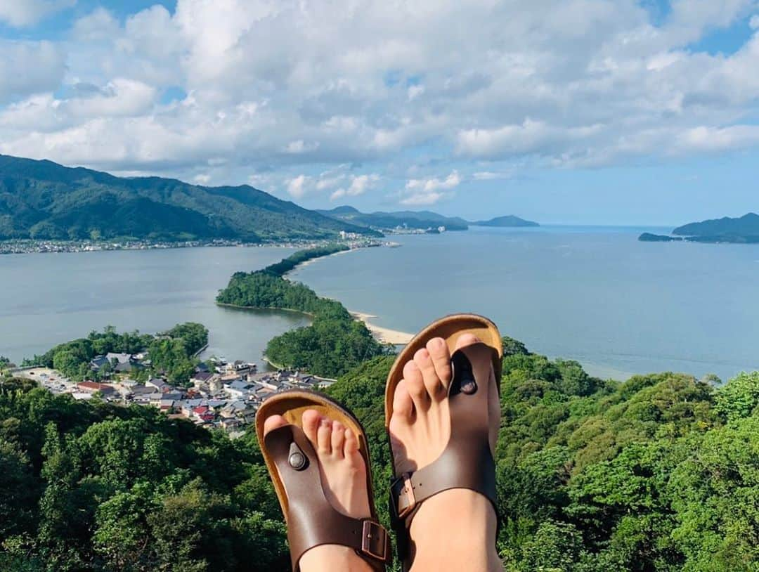 伊織さんのインスタグラム写真 - (伊織Instagram)「ご報告  この度、私事ではありますが、MBSアナウンサーの藤林温子さんと結婚させていただきました。  僕は周りの人に助けてもらわないと生きていけません。 今まで多くの方々に助けられて生きてきました。 そんな僕が、初めて守りたいと思ったのが彼女です。 これからも、周りの皆様に感謝し、皆様に助けられながら、彼女を守り、自分達らしい家庭を築いていきたいと思いますので、温かく見守ってくださると幸いです。  世の中が大変な状況、個人的なご報告となり申し訳ございません。  今後とも応援よろしくお願いいたします。」9月12日 12時09分 - karashi_iori