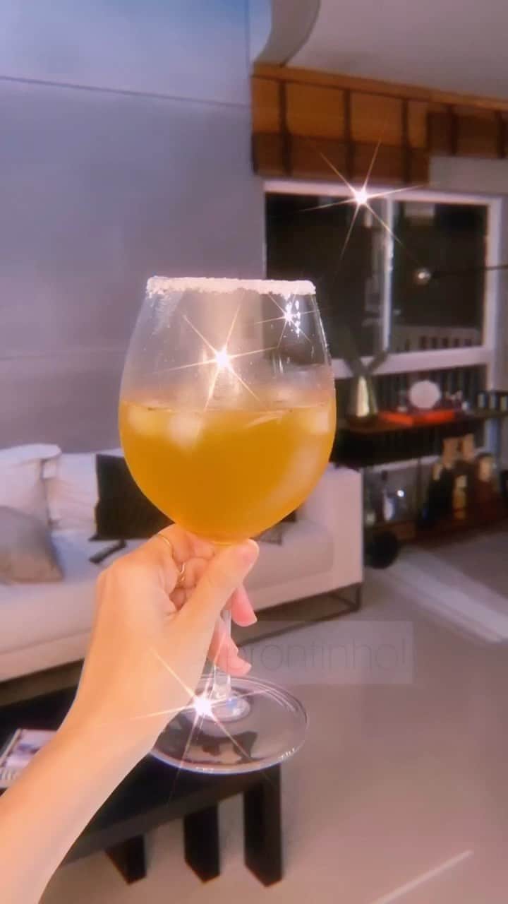 Gabriela Salesのインスタグラム：「Depois do Cozumel, agora viciei em Michelada. Tô amandooo! Dica boa pro fds 😛😛. Alguém já experimentou?」